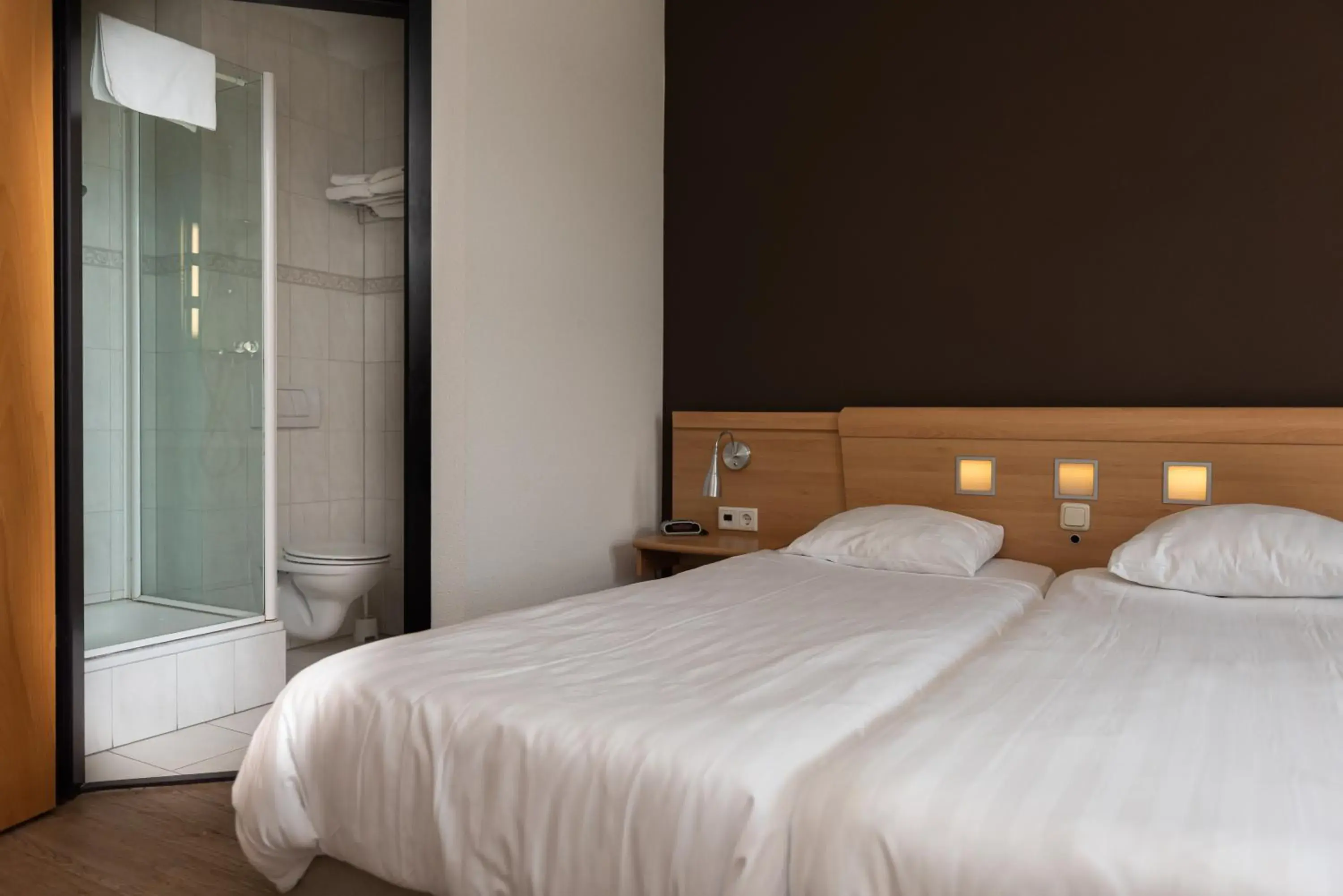 Single Room with Lake View in Hotel Restaurant Zalen Hoogeerd Single Room with Lake View in Hotel Restaurant Zalen Hoogeerd