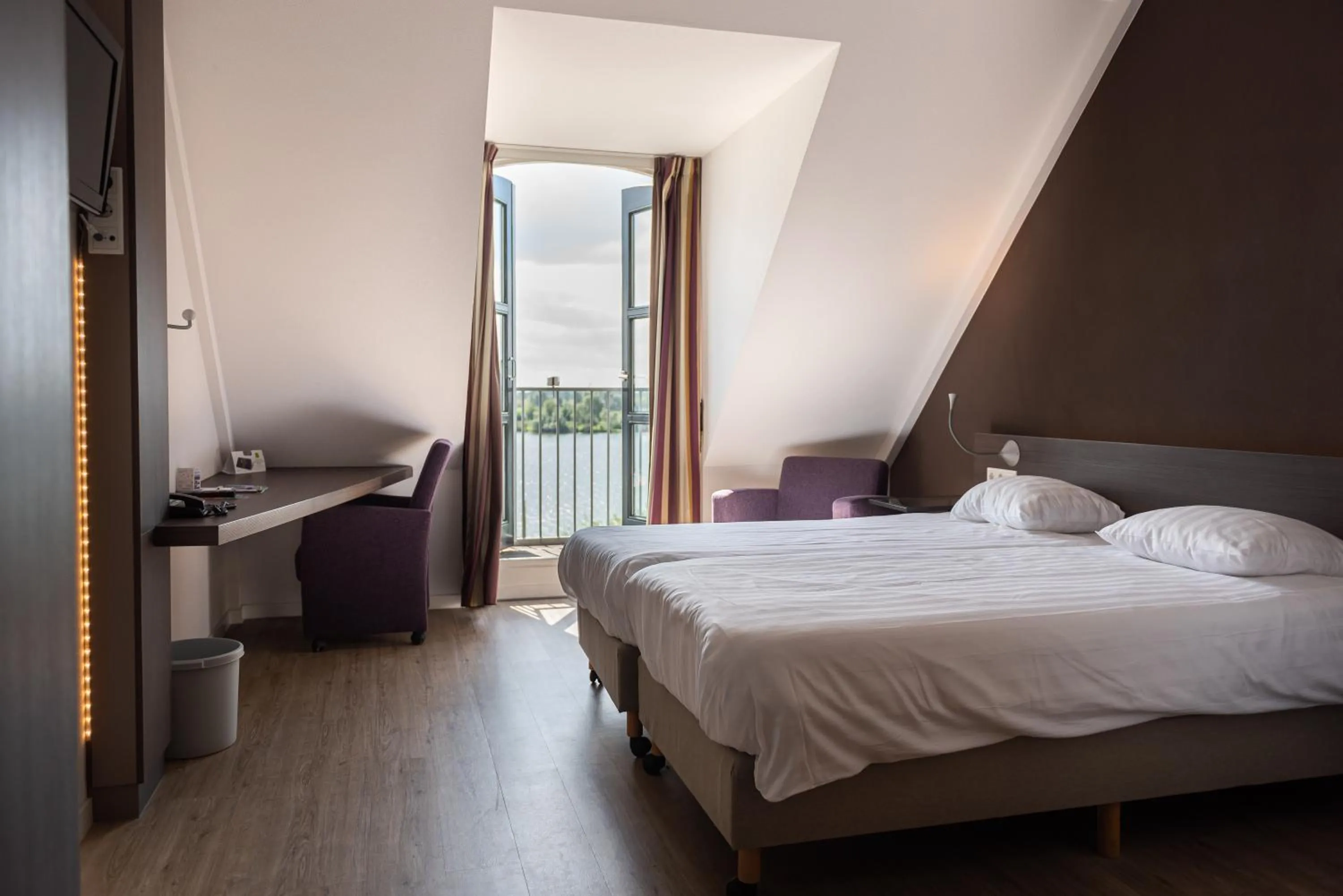 Bedroom, Bed in Hotel Restaurant Zalen Hoogeerd