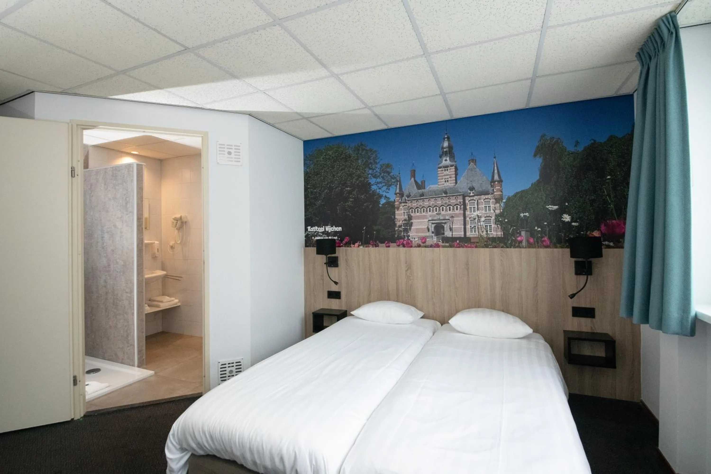 Bathroom, Bed in Hotel Restaurant Zalen Hoogeerd