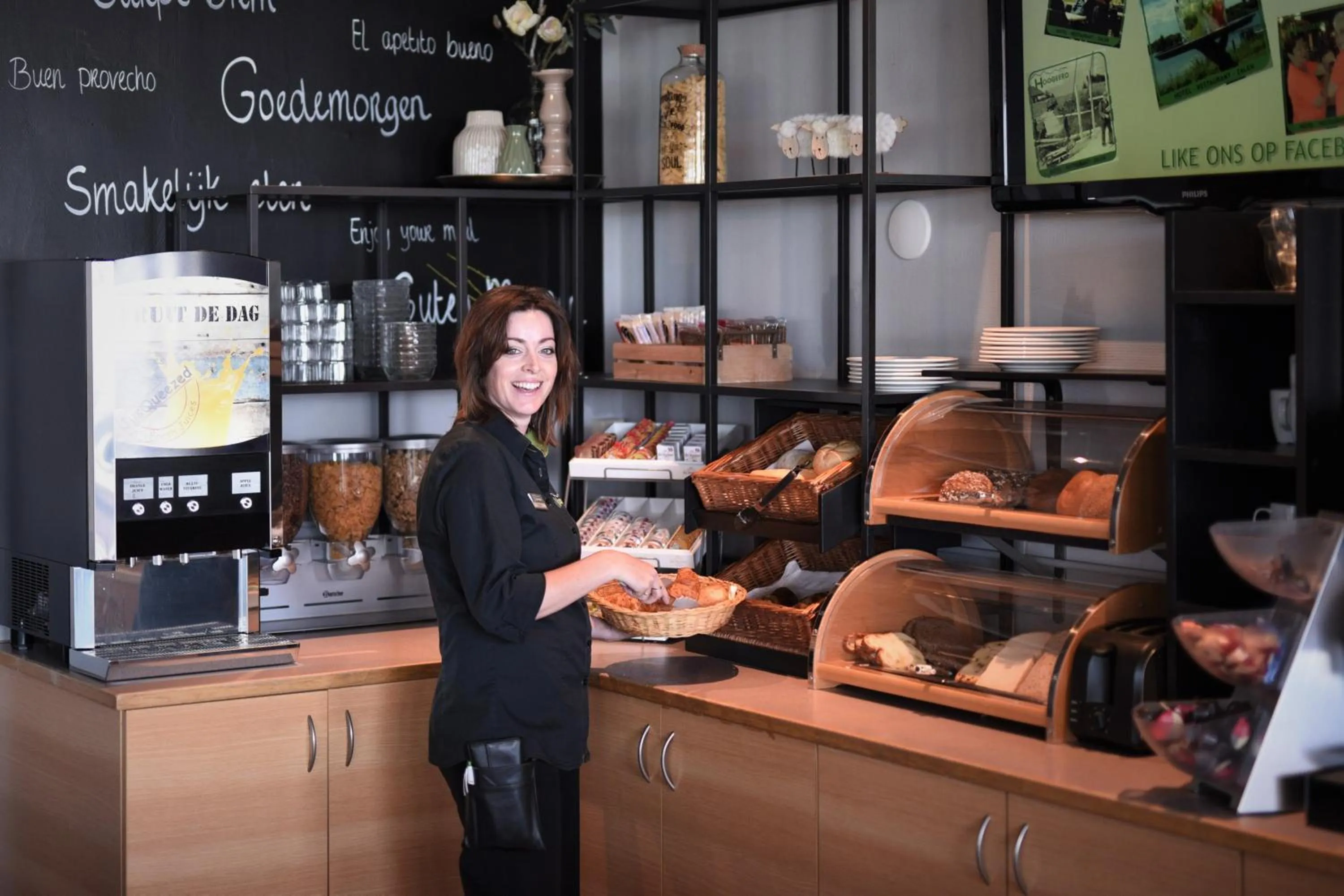 Buffet breakfast in Hotel Restaurant Zalen Hoogeerd