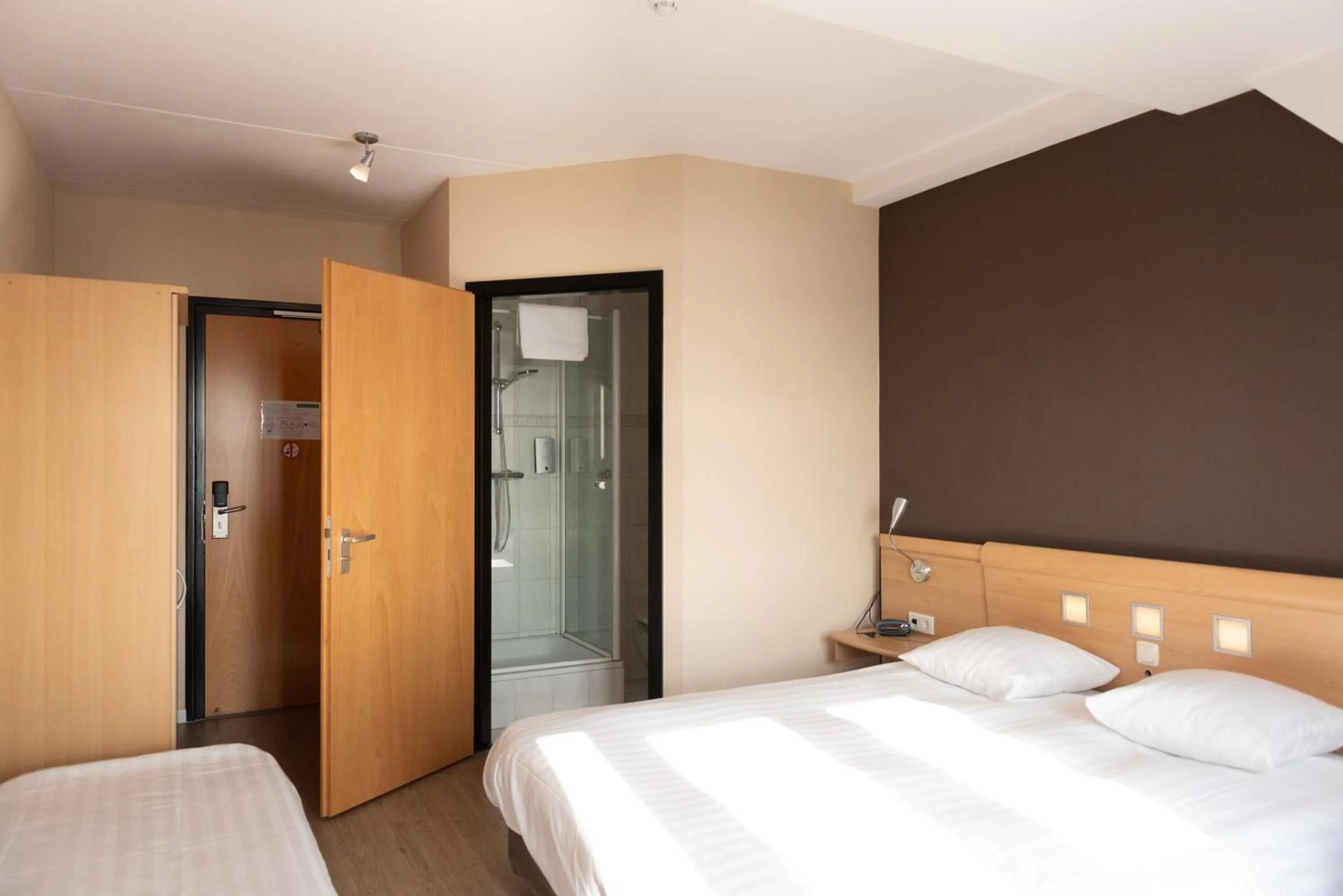 Bedroom, Bed in Hotel Restaurant Zalen Hoogeerd