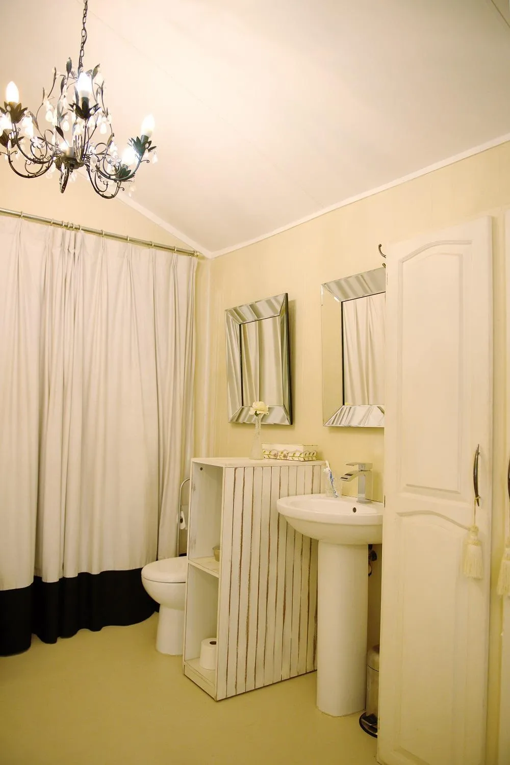 Bathroom in Almar View Guest House