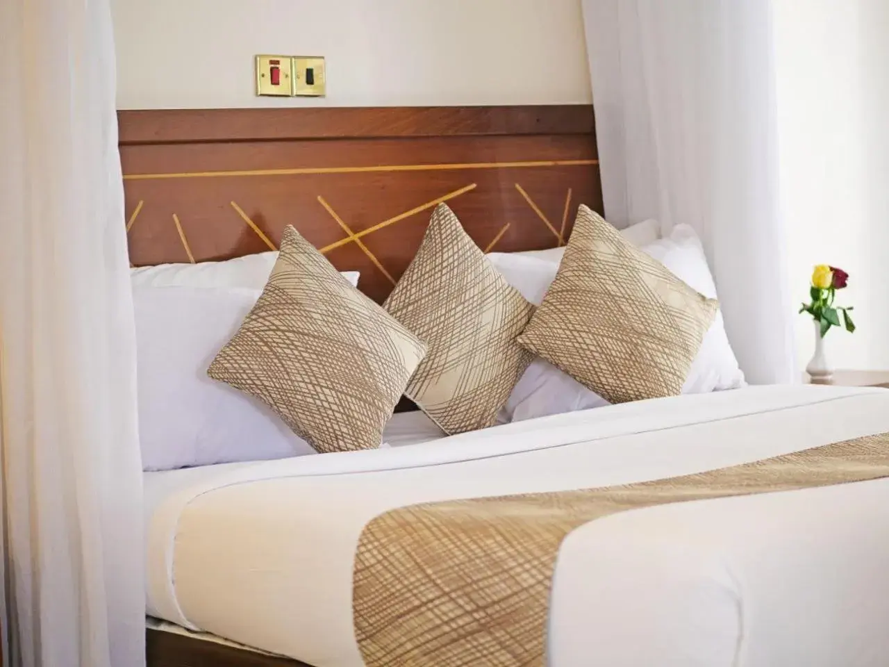 Bed in VICTORIA COMFORT INN Bed in VICTORIA COMFORT INN