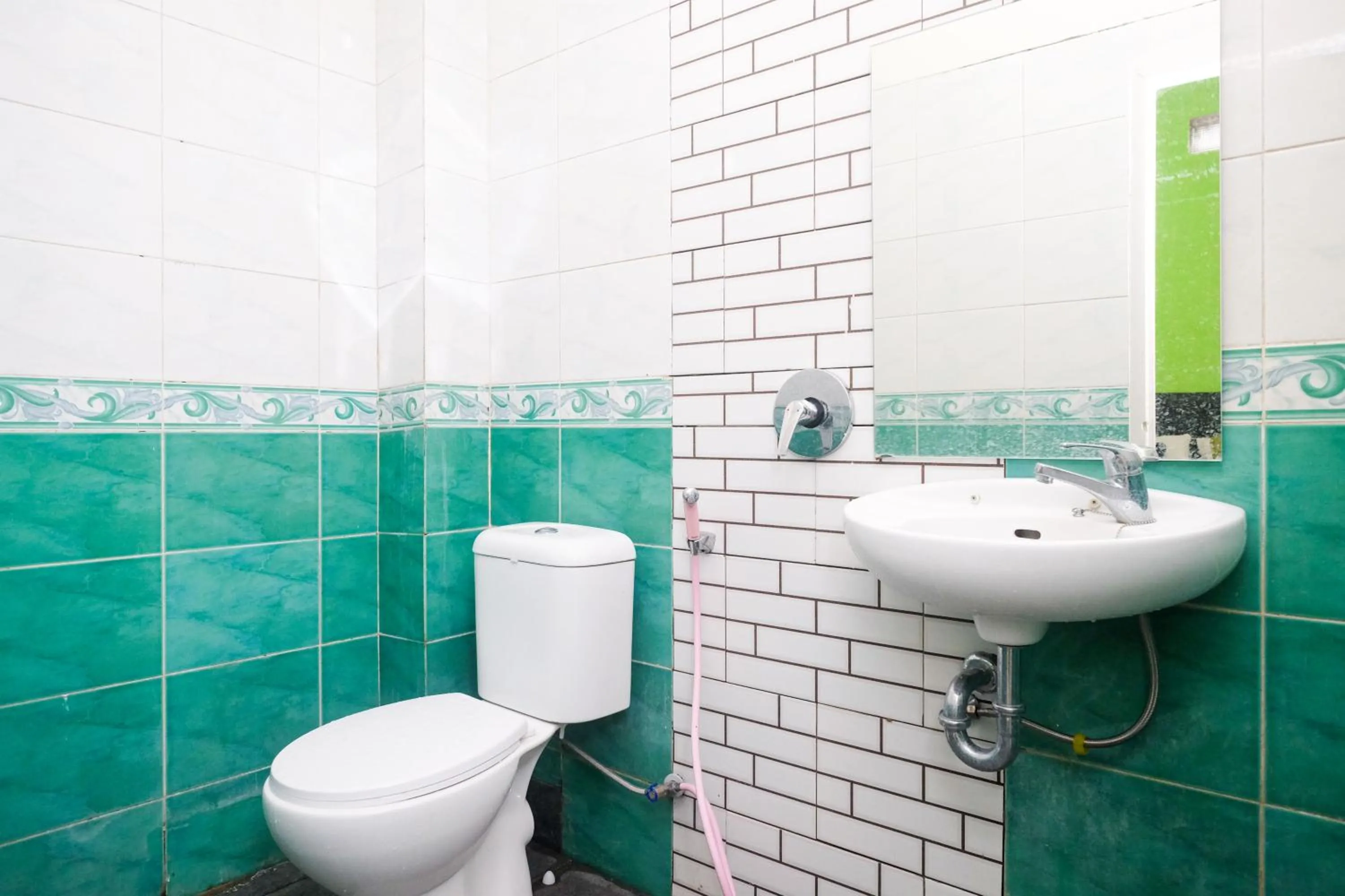 Bathroom in Urbanview Hotel AVA Semarang near Akademi Kepolisian Semarang by RedDoorz