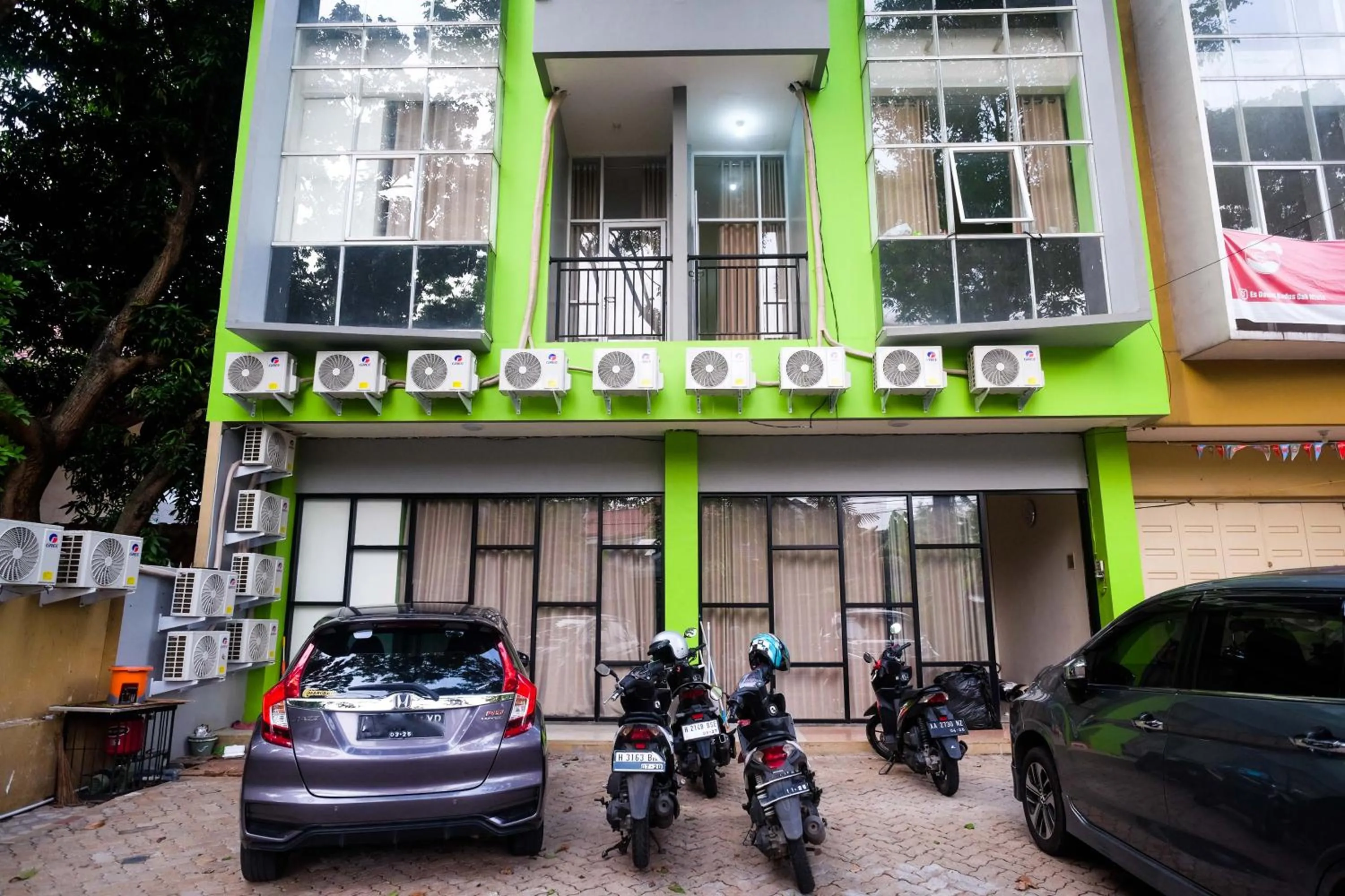 Facade/entrance in Urbanview Hotel AVA Semarang near Akademi Kepolisian Semarang by RedDoorz