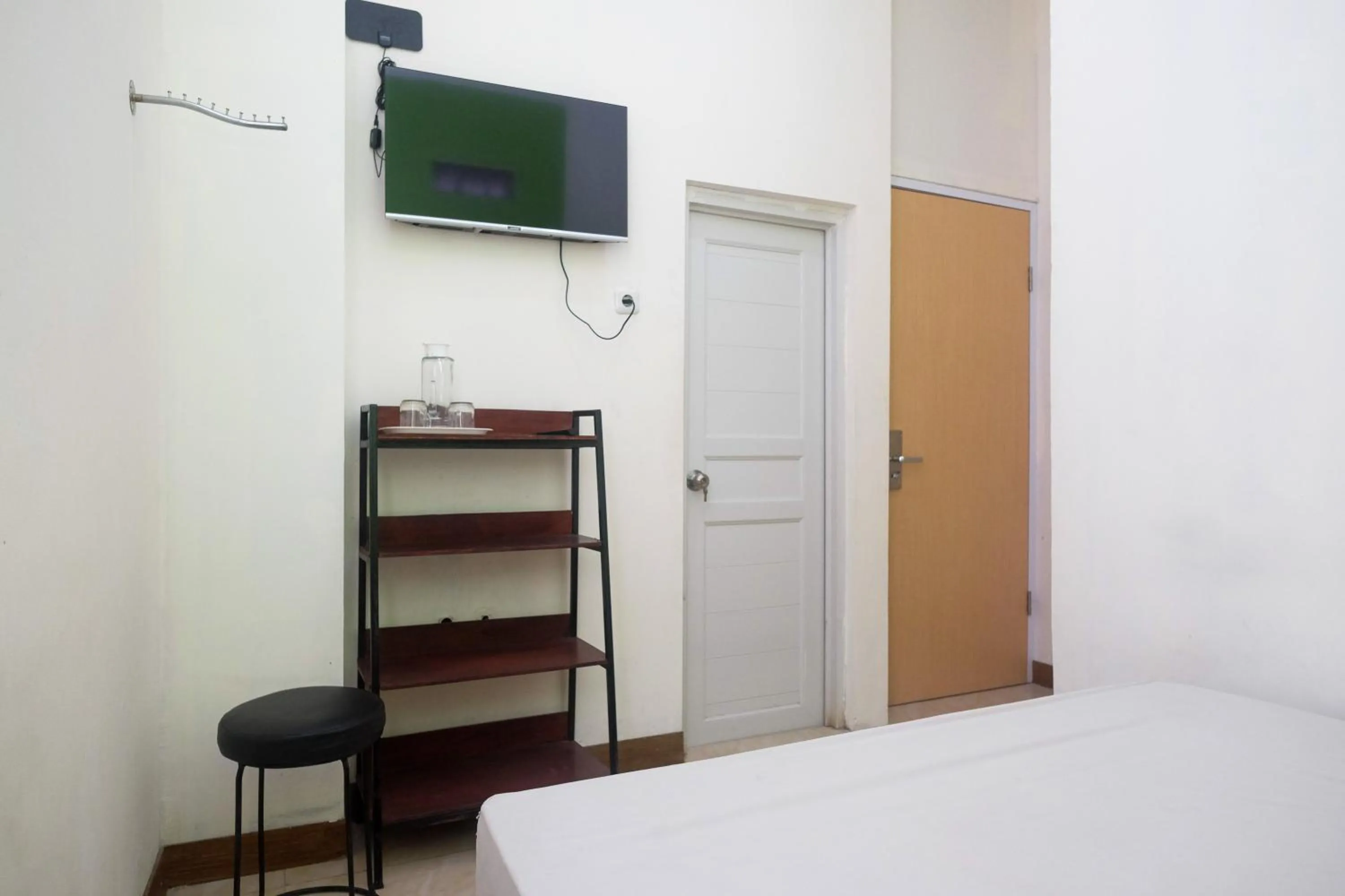 TV and multimedia, Bed in Urbanview Hotel AVA Semarang near Akademi Kepolisian Semarang by RedDoorz