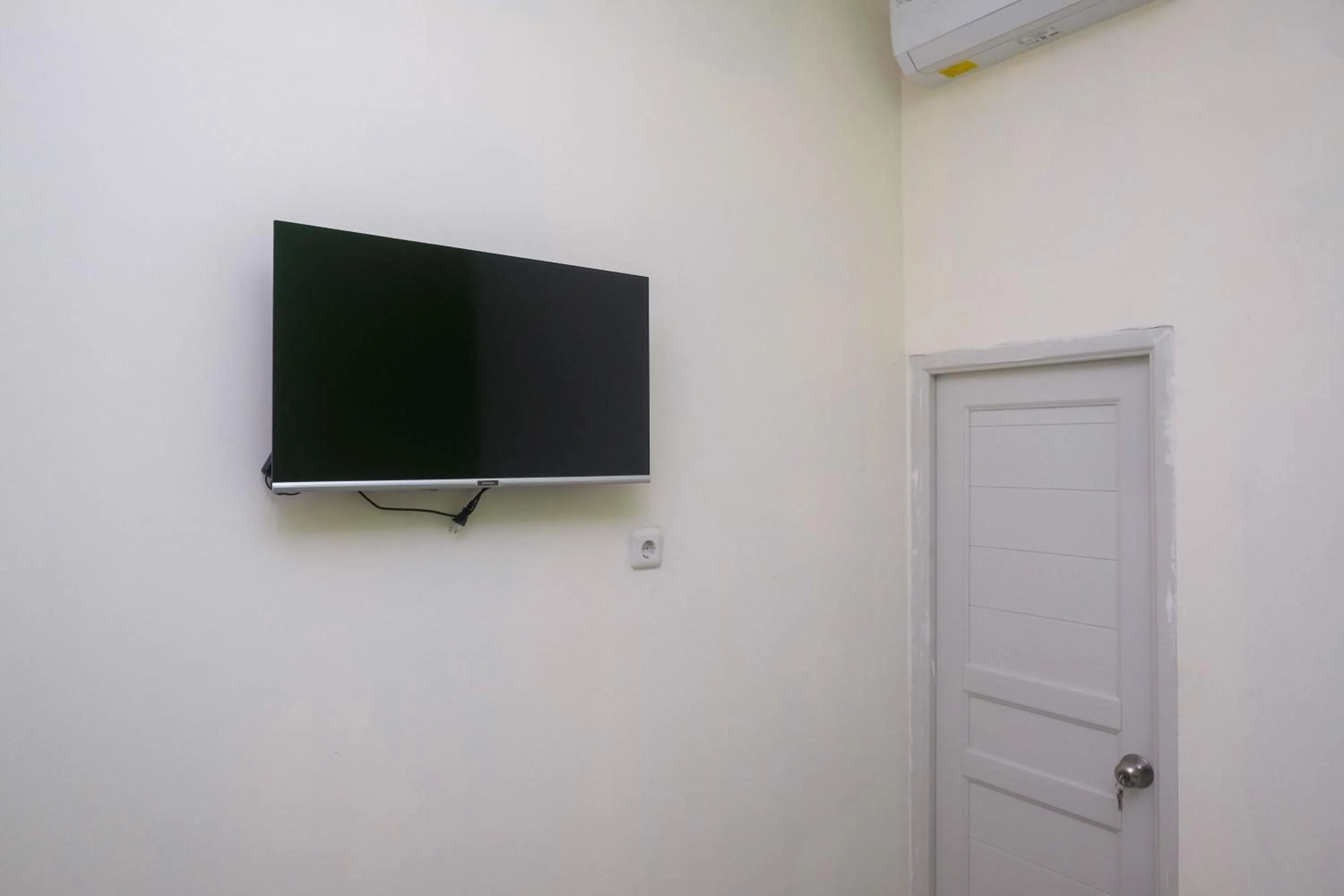 TV and multimedia in Urbanview Hotel AVA Semarang near Akademi Kepolisian Semarang by RedDoorz