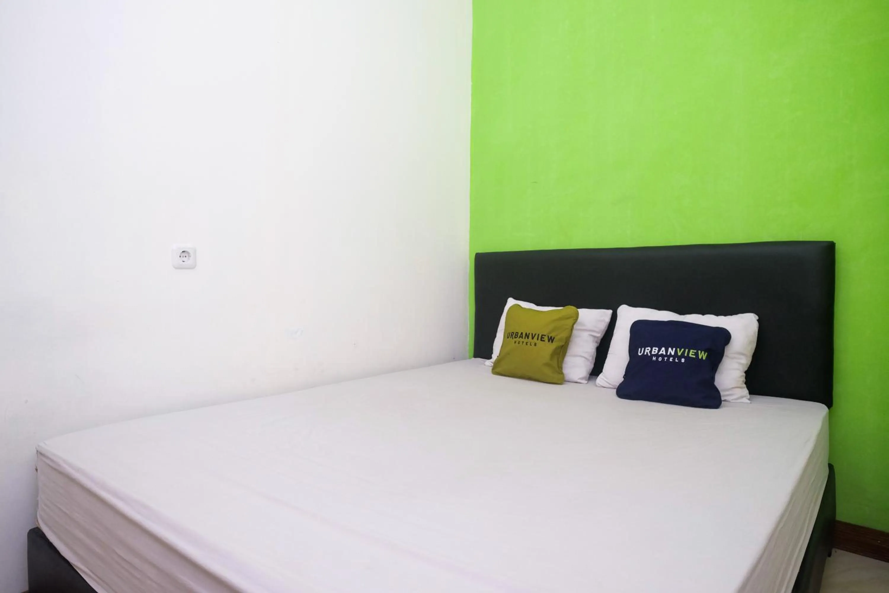 Bedroom, Bed in Urbanview Hotel AVA Semarang near Akademi Kepolisian Semarang by RedDoorz