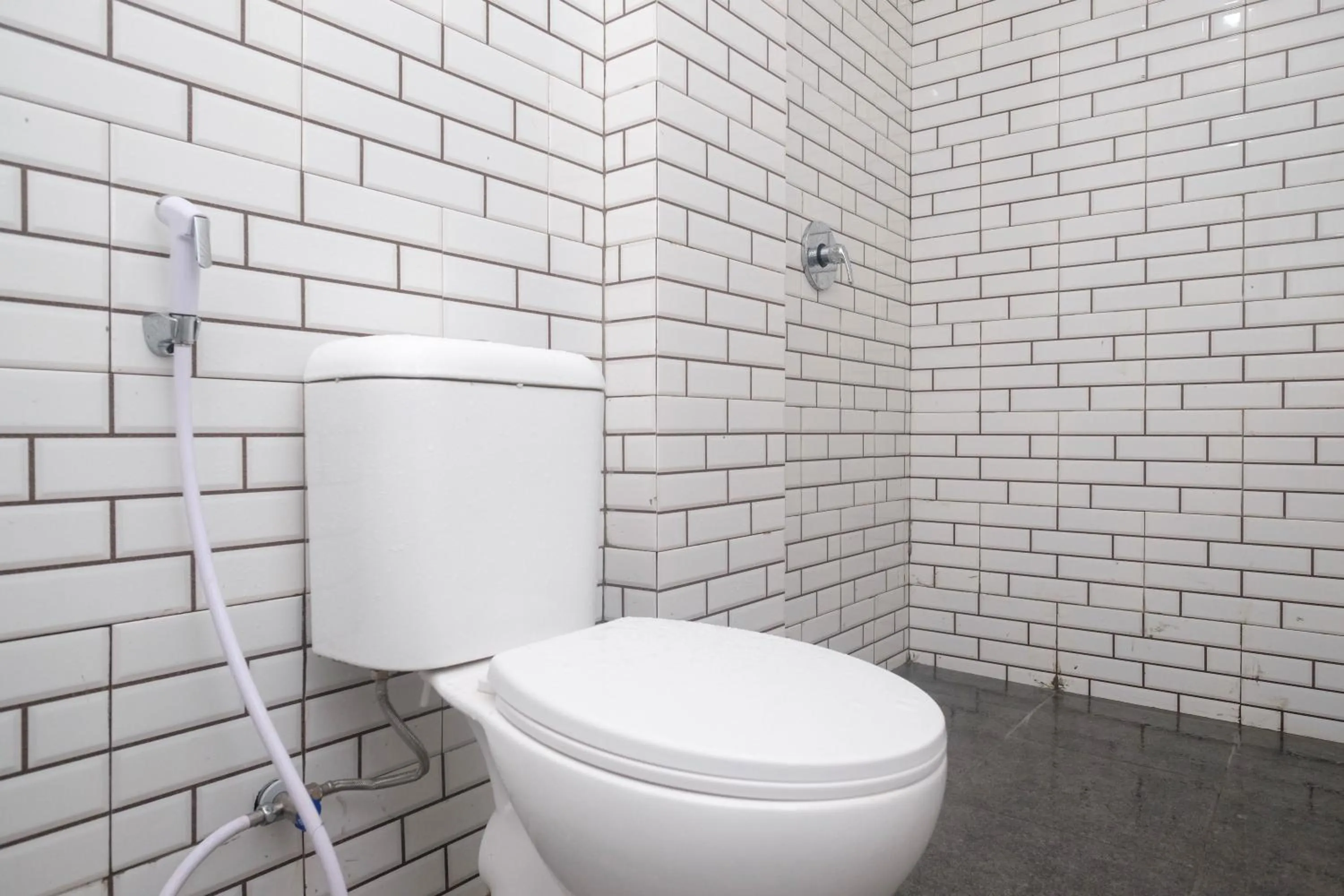 Bathroom in Urbanview Hotel AVA Semarang near Akademi Kepolisian Semarang by RedDoorz