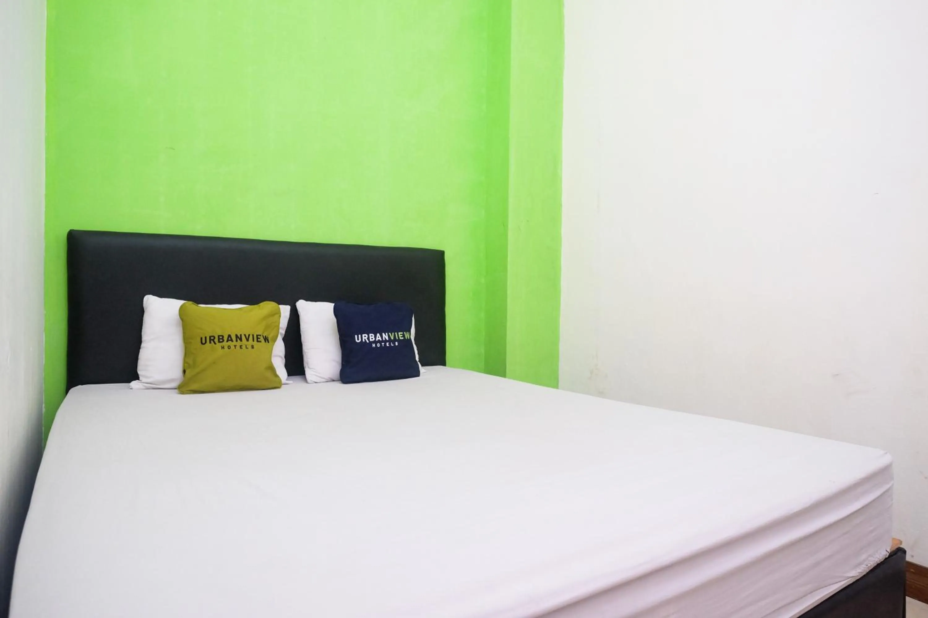 Bedroom, Bed in Urbanview Hotel AVA Semarang near Akademi Kepolisian Semarang by RedDoorz