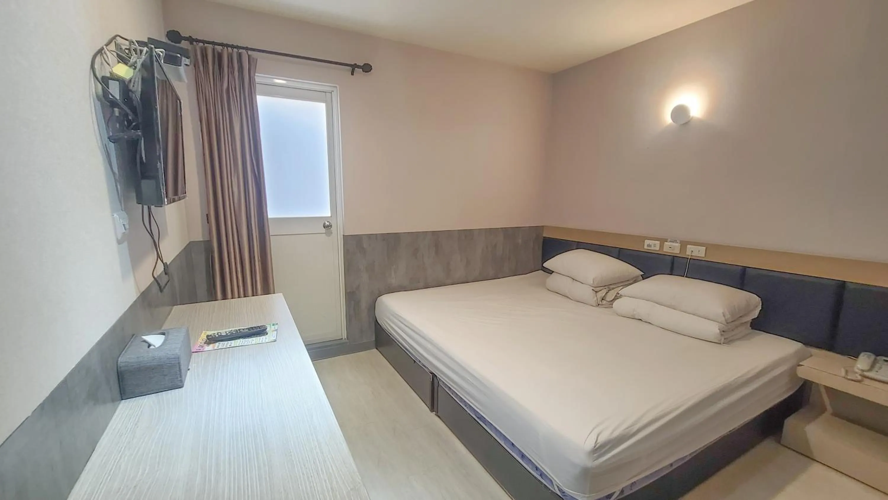 Bed in Chao She Hotel