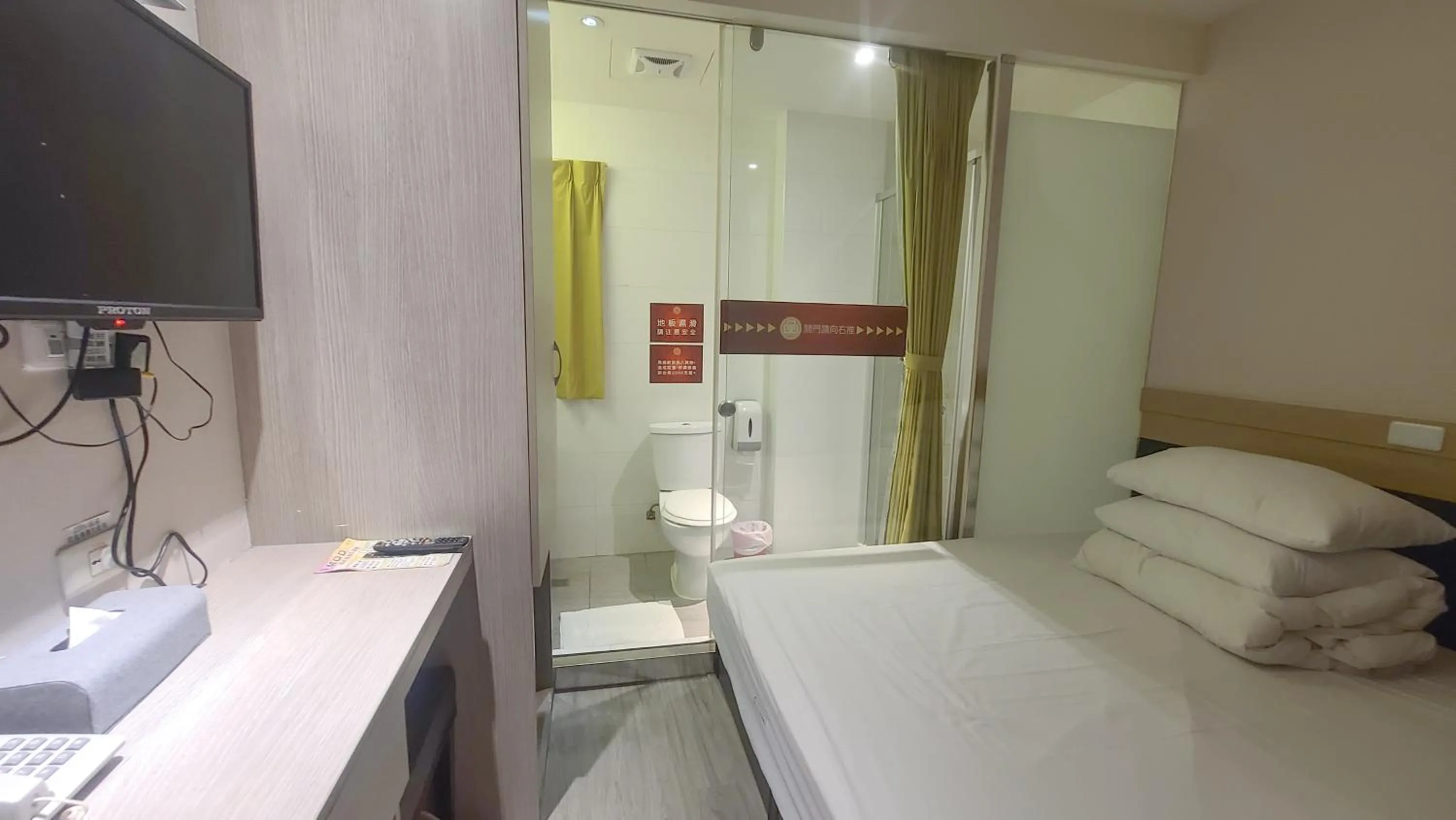 Bed in Chao She Hotel