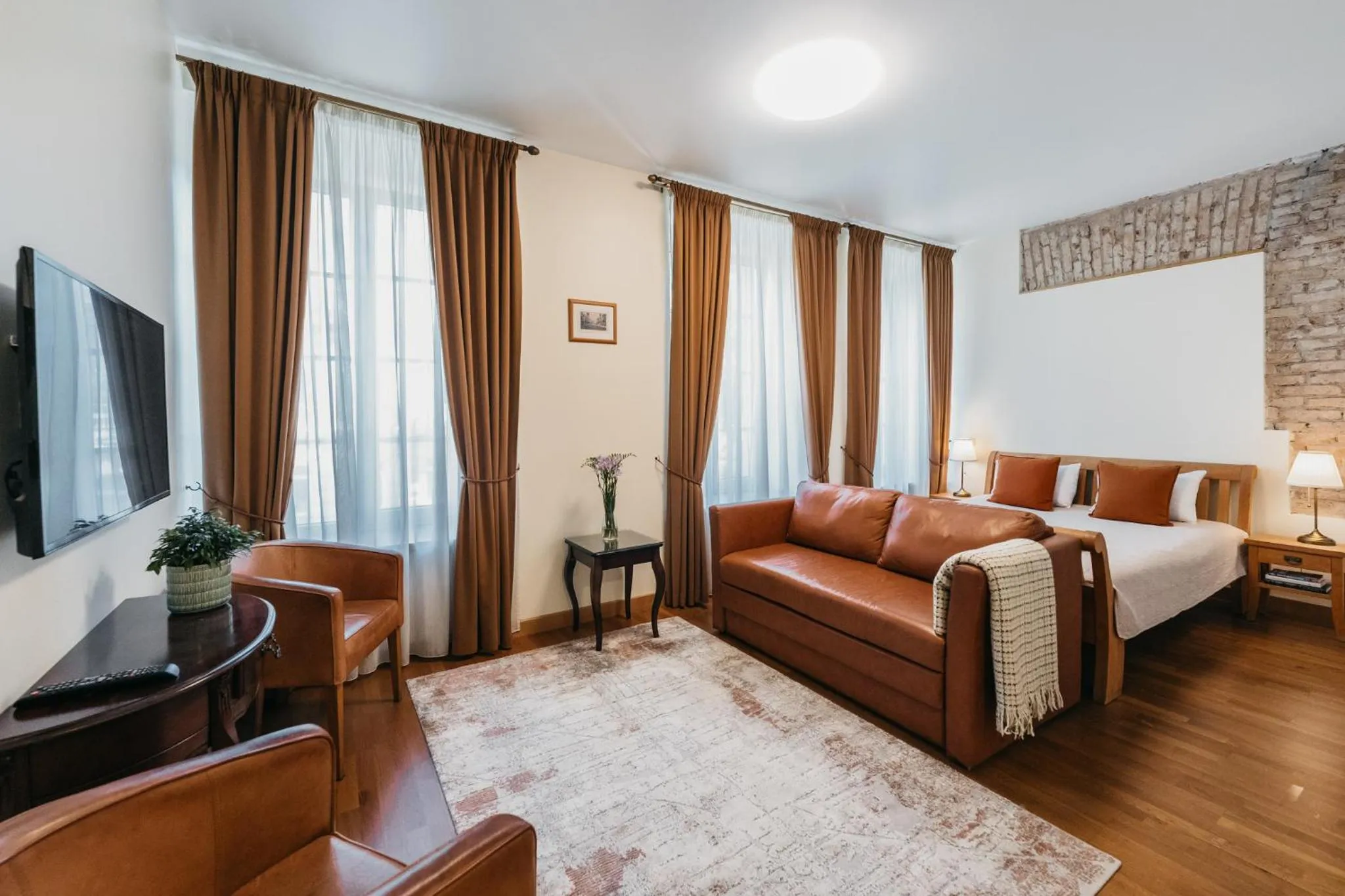 Dining area, Bed in CATHEDRAL Old Town Suites