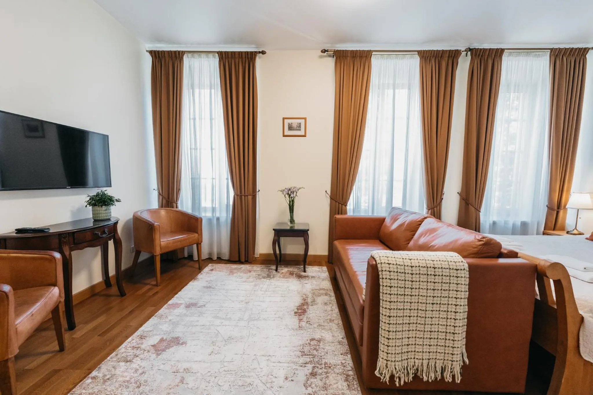 Seating area, Bed in CATHEDRAL Old Town Suites