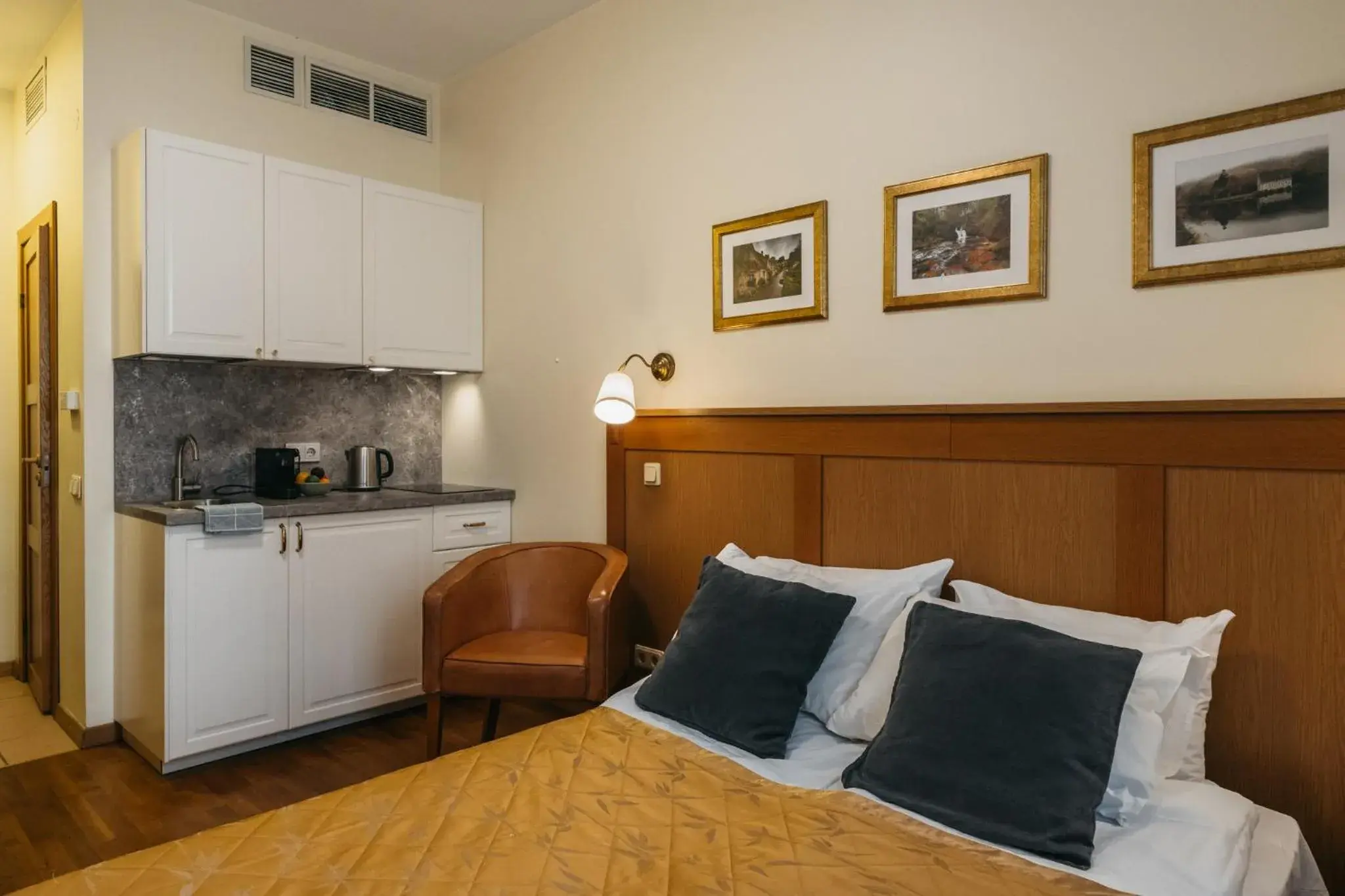 Bed in CATHEDRAL Old Town Suites Bed in CATHEDRAL Old Town Suites