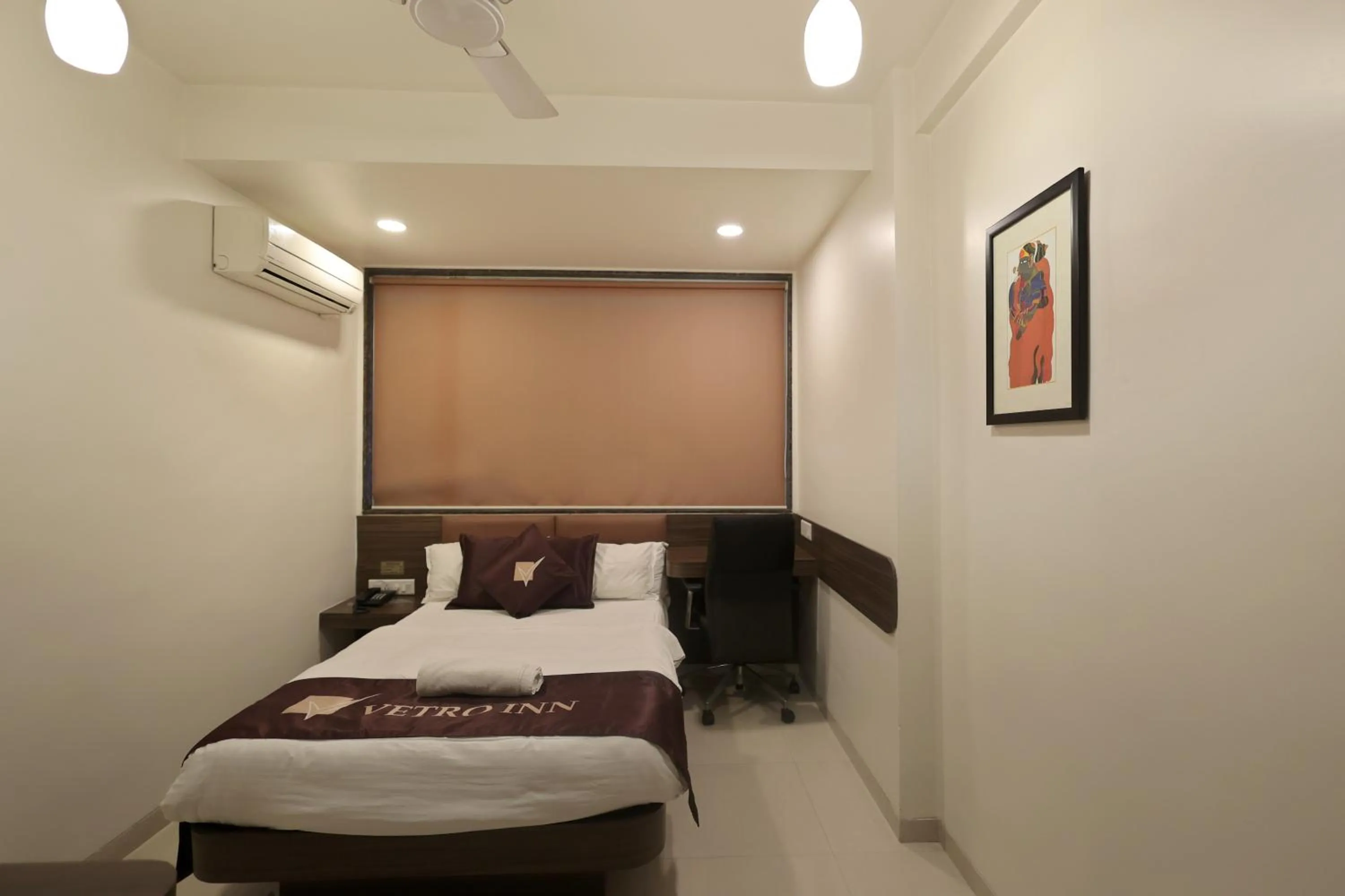 Bed in Hotel Vetro Inn