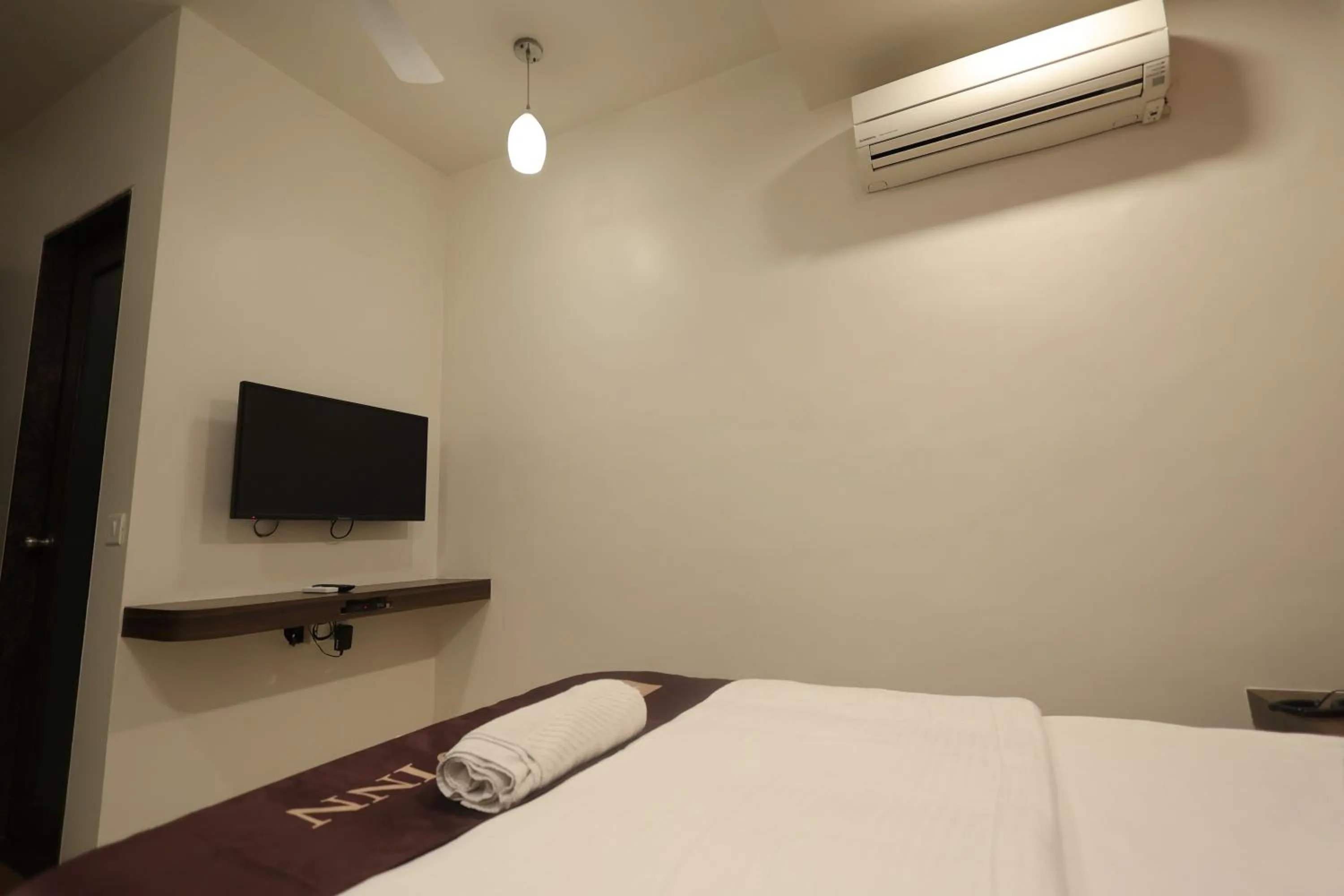 air conditioner, Bed in Hotel Vetro Inn