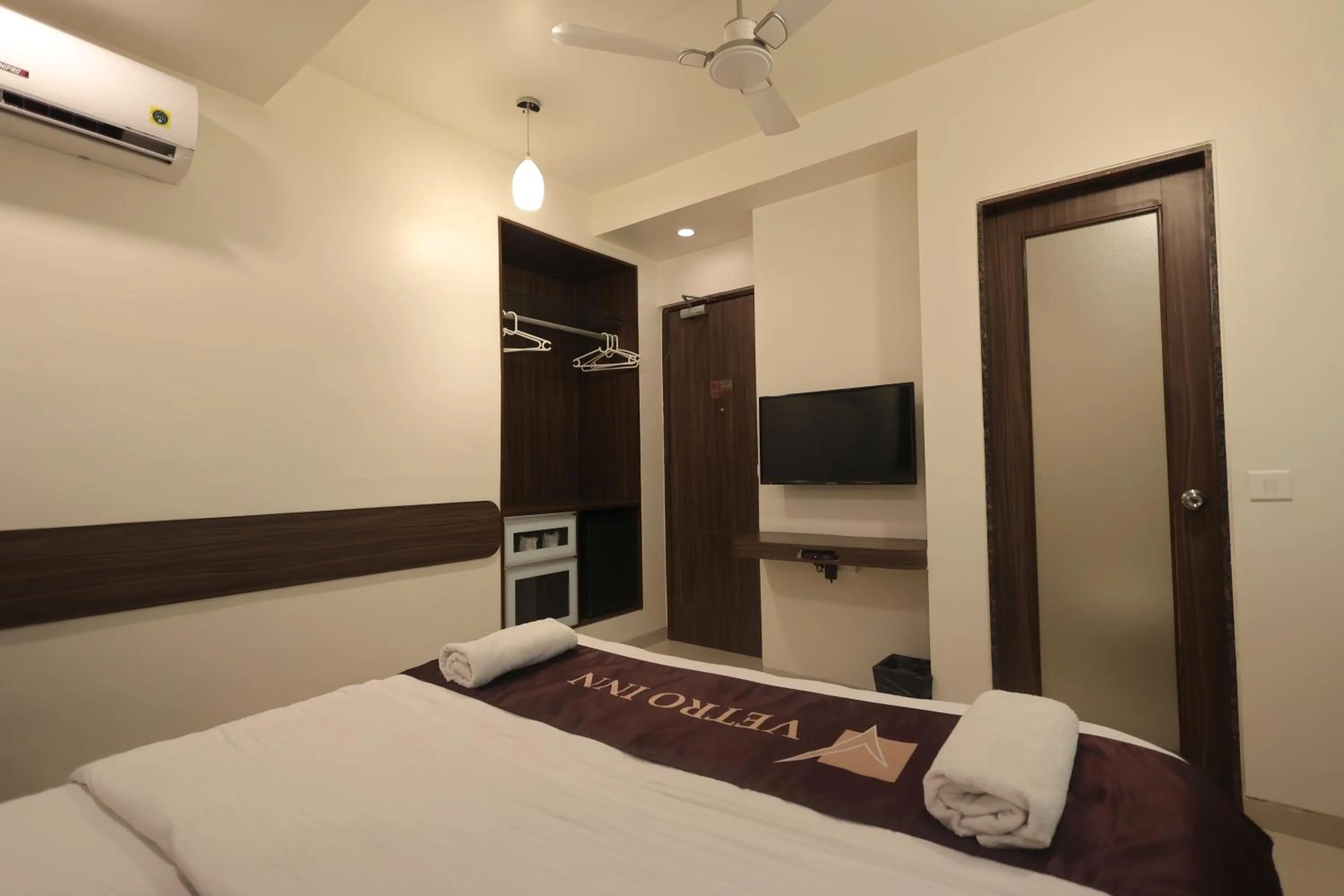 Bed in Hotel Vetro Inn