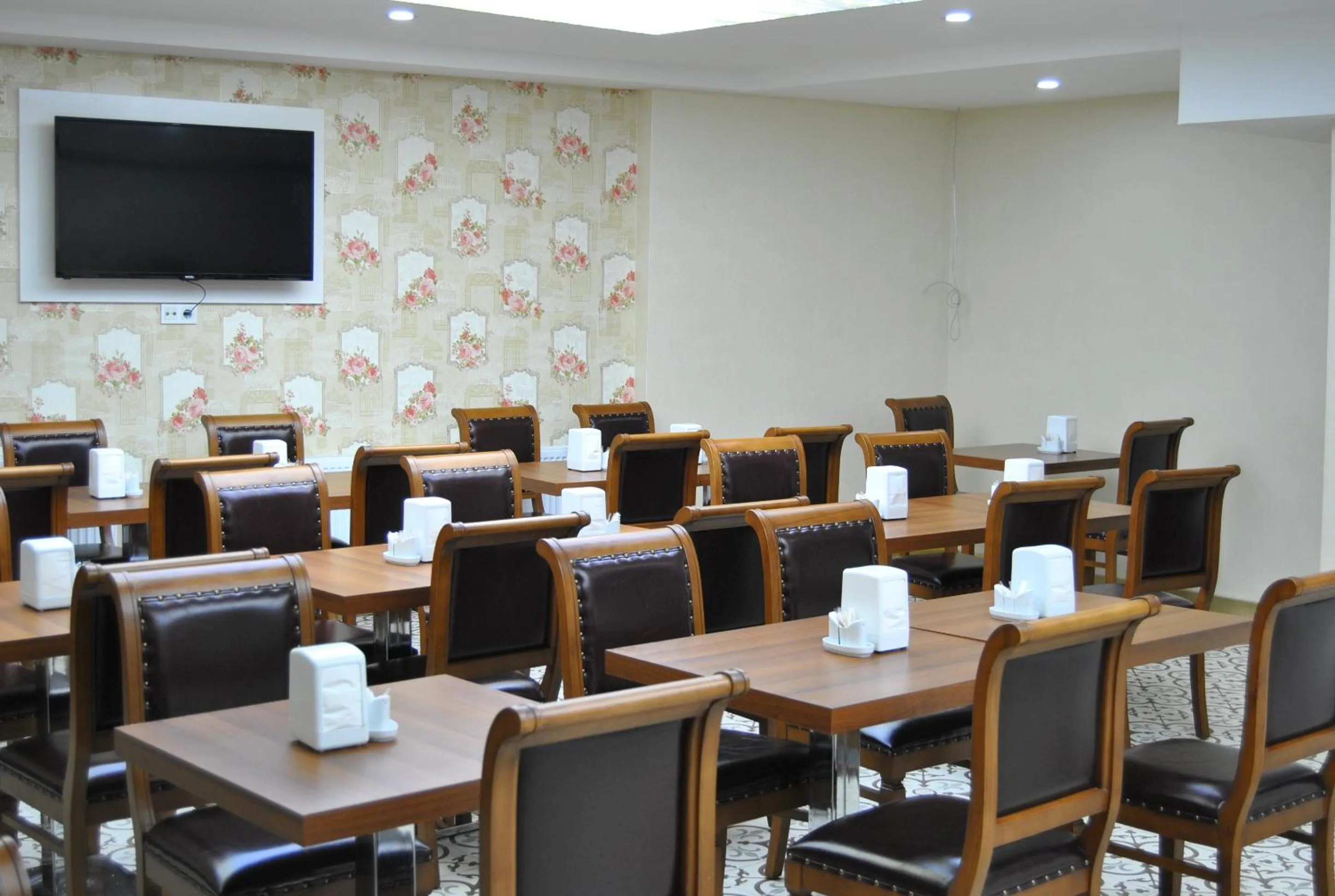 Restaurant/places to eat in Hotel Star Park