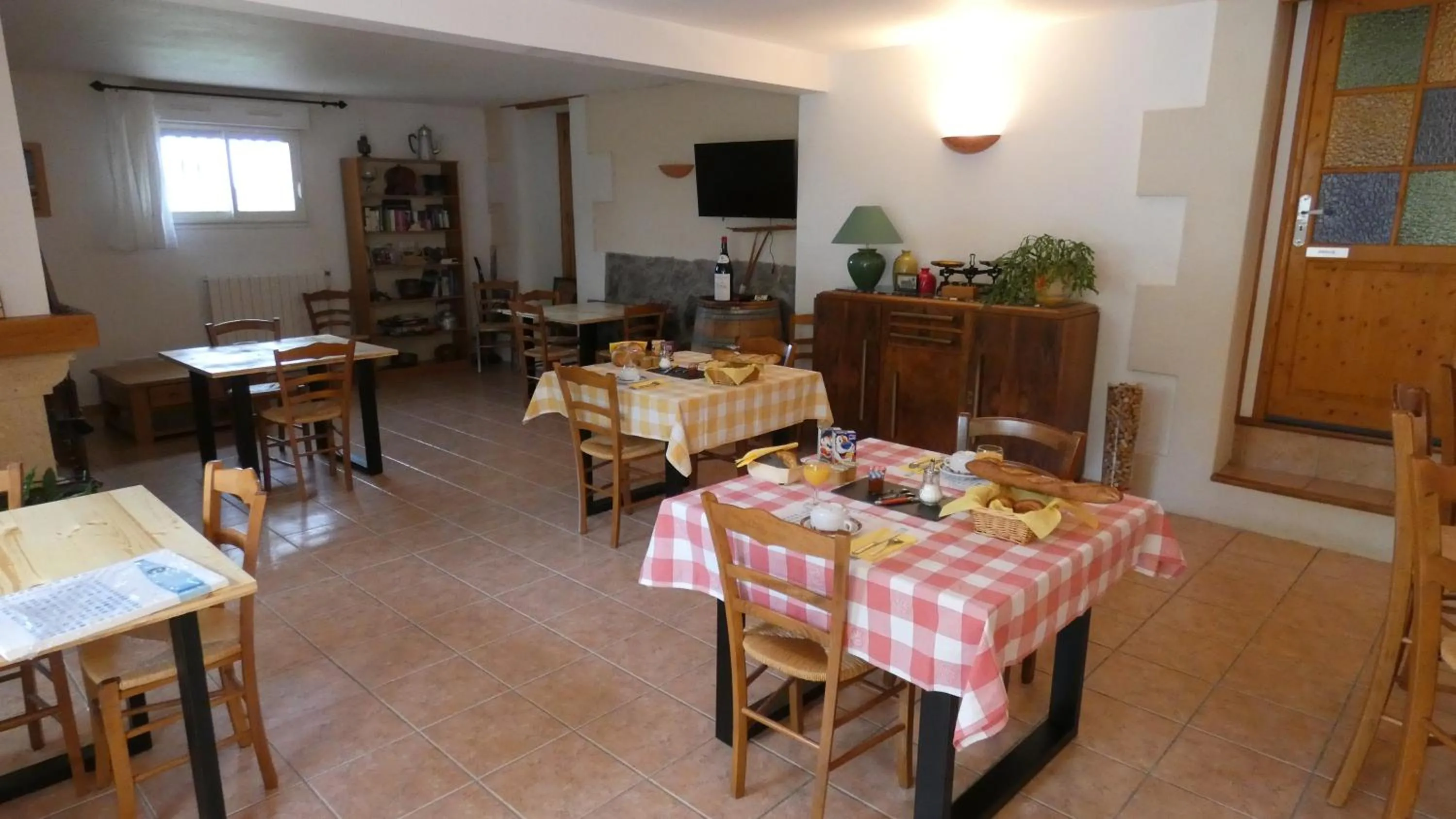 Continental breakfast in Chambres d'hôtes La Gardie