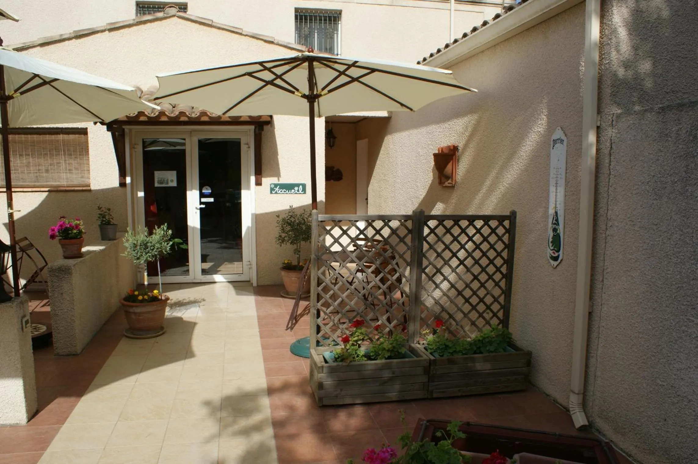 Facade/entrance in Chambres d'hôtes La Gardie