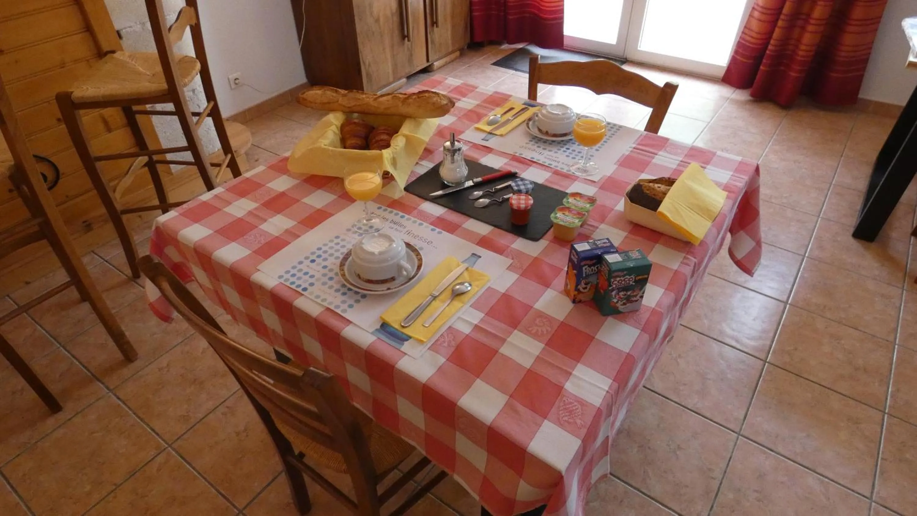 Continental breakfast in Chambres d'hôtes La Gardie