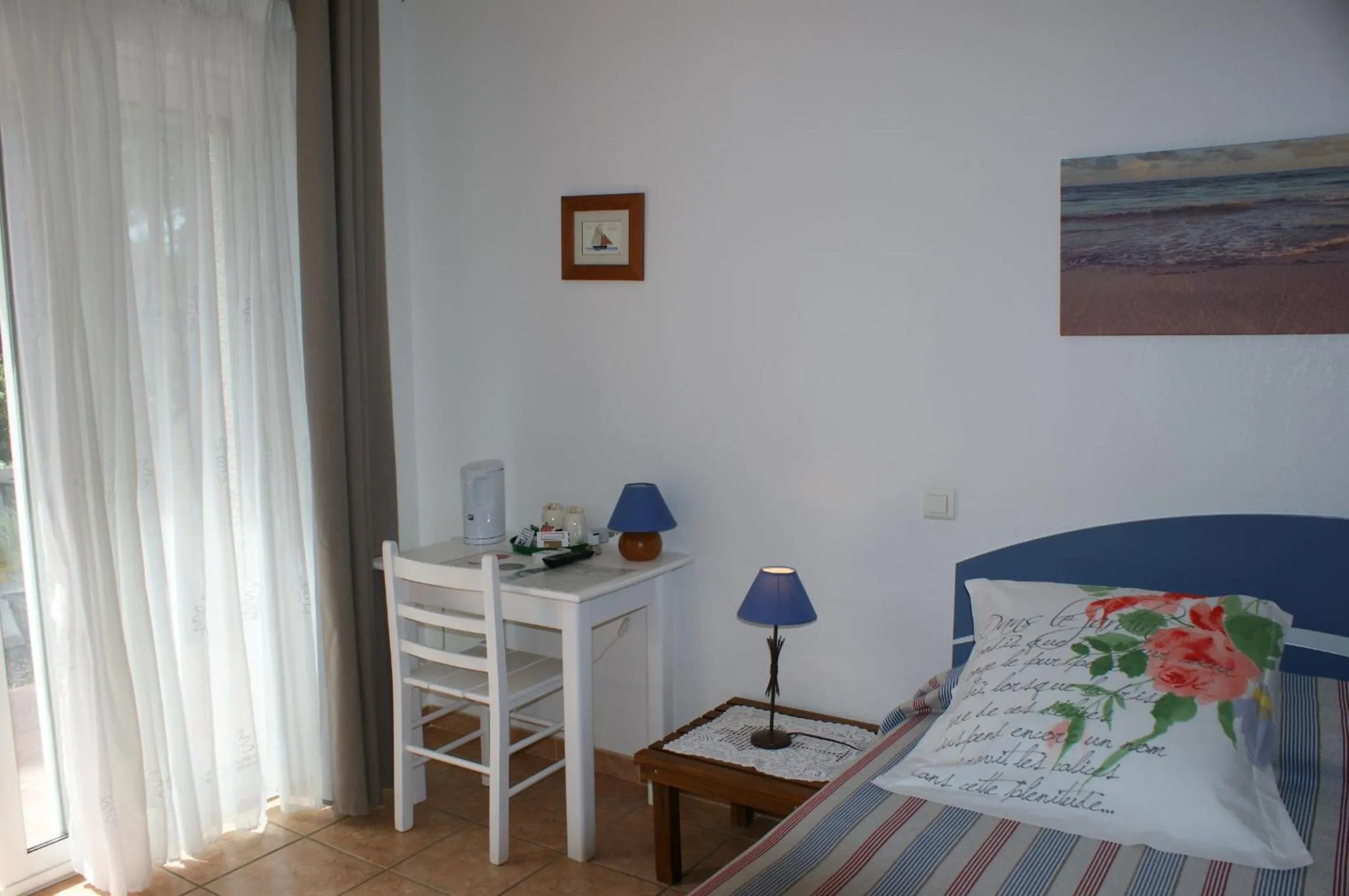 Coffee/tea facilities, Bed in Chambres d'hôtes La Gardie