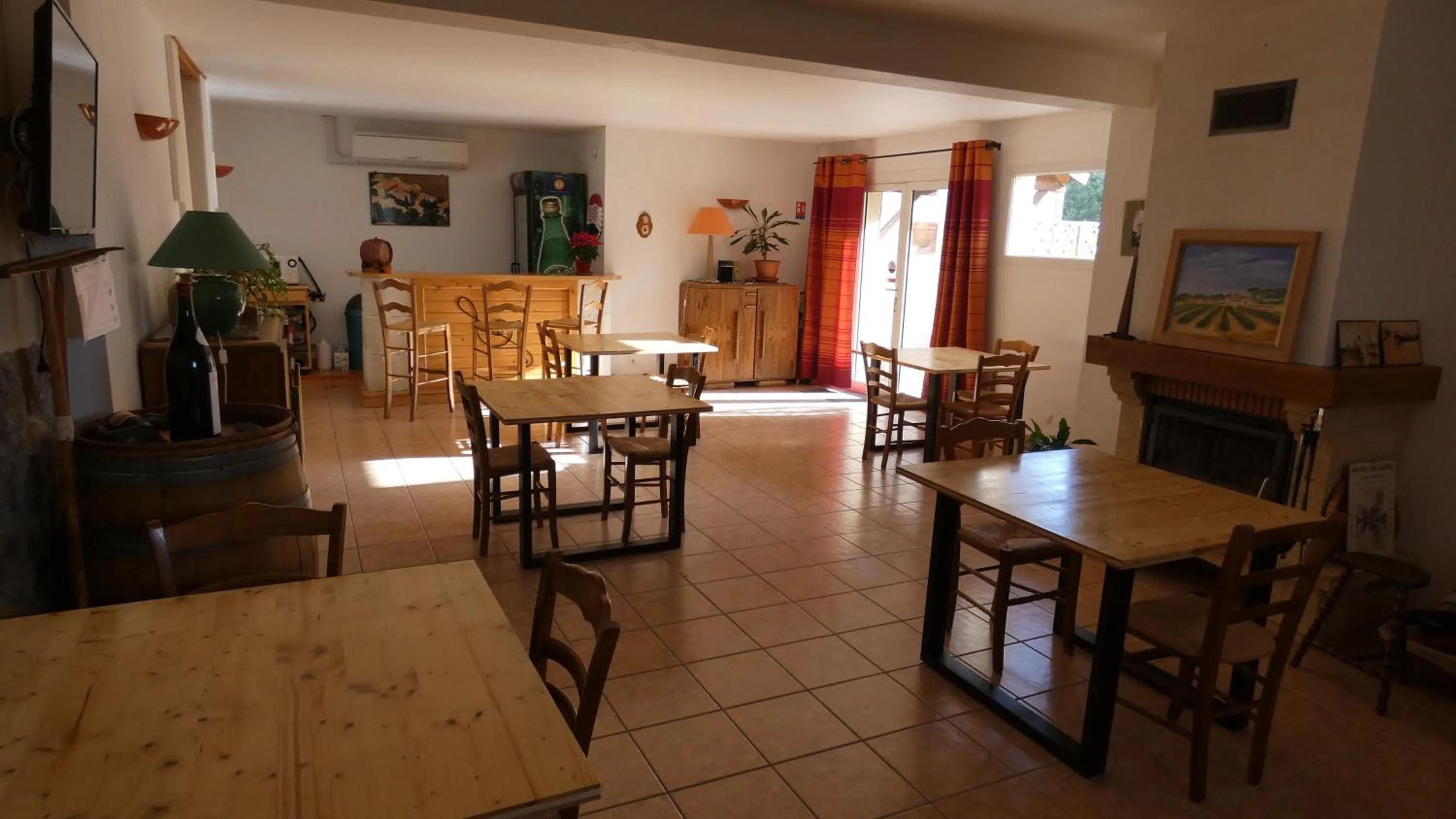 Communal lounge/ TV room in Chambres d'hôtes La Gardie