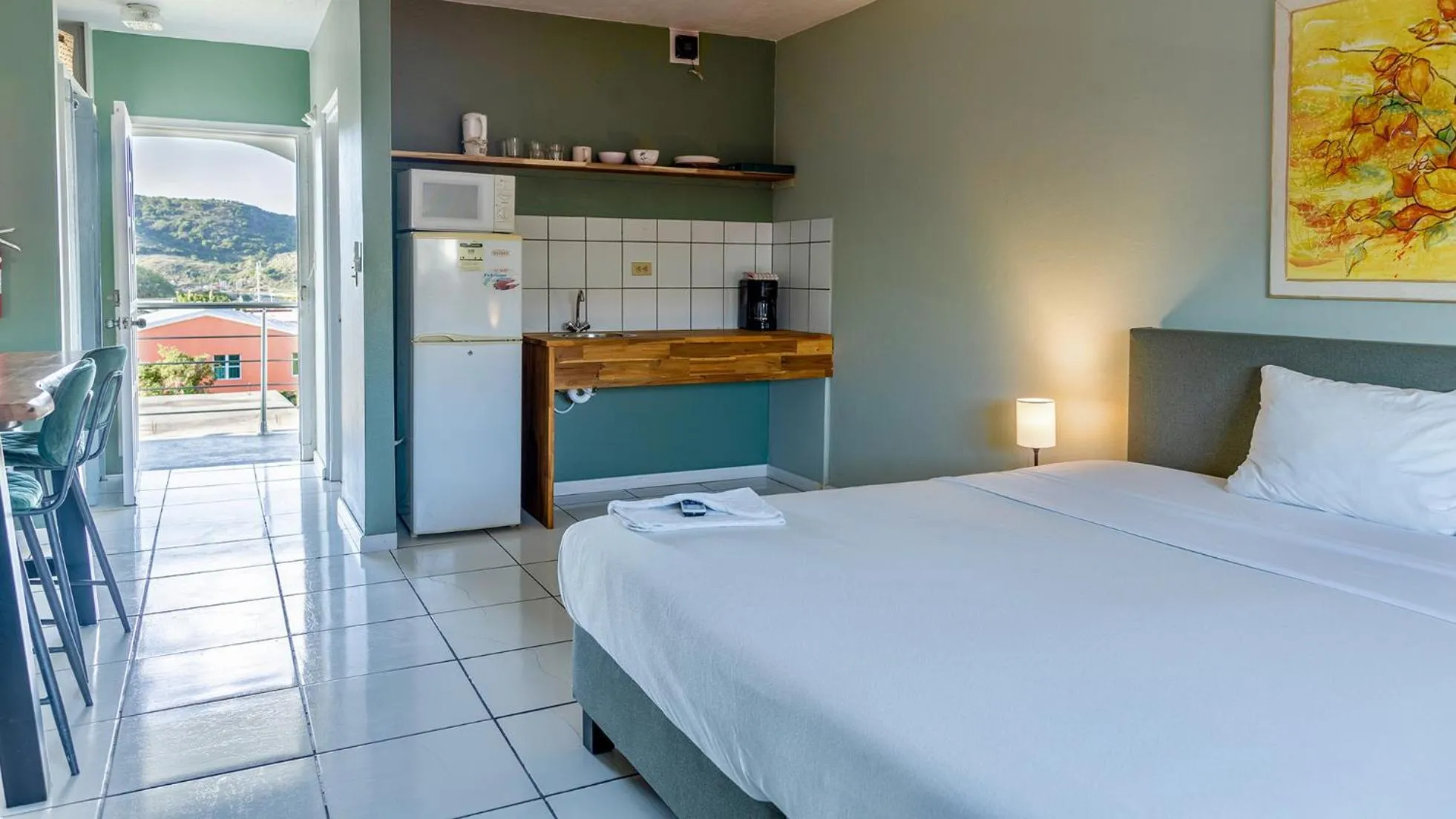 Kitchen or kitchenette, Bed in Talk of the Town Inn & Suites - St Eustatius