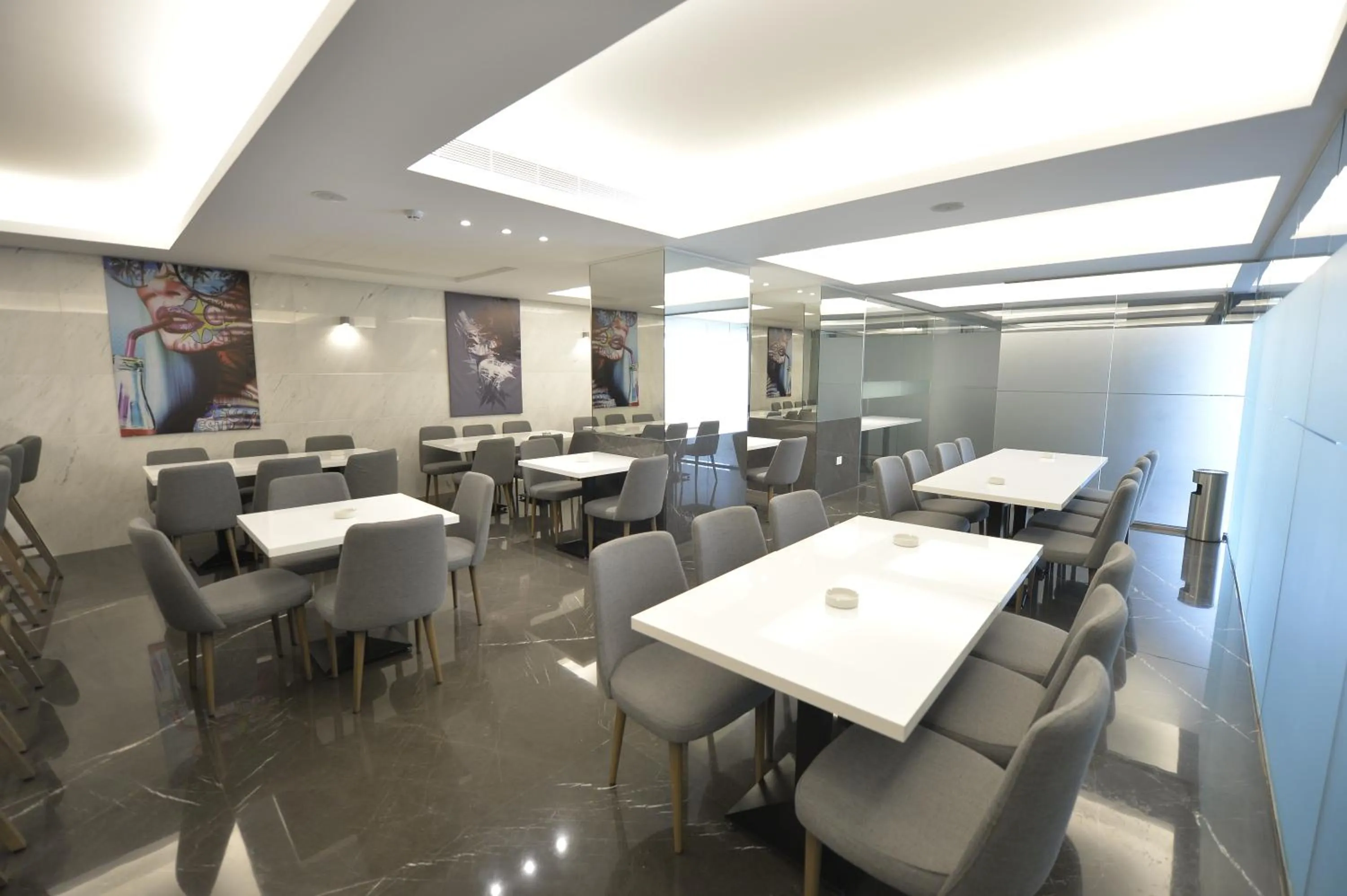 Restaurant/places to eat in Zett hotel