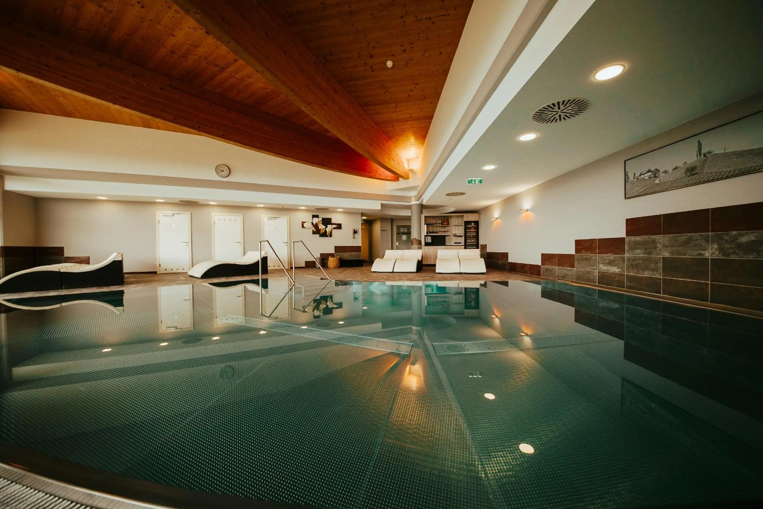 Pool view in Weinrefugium Brolli