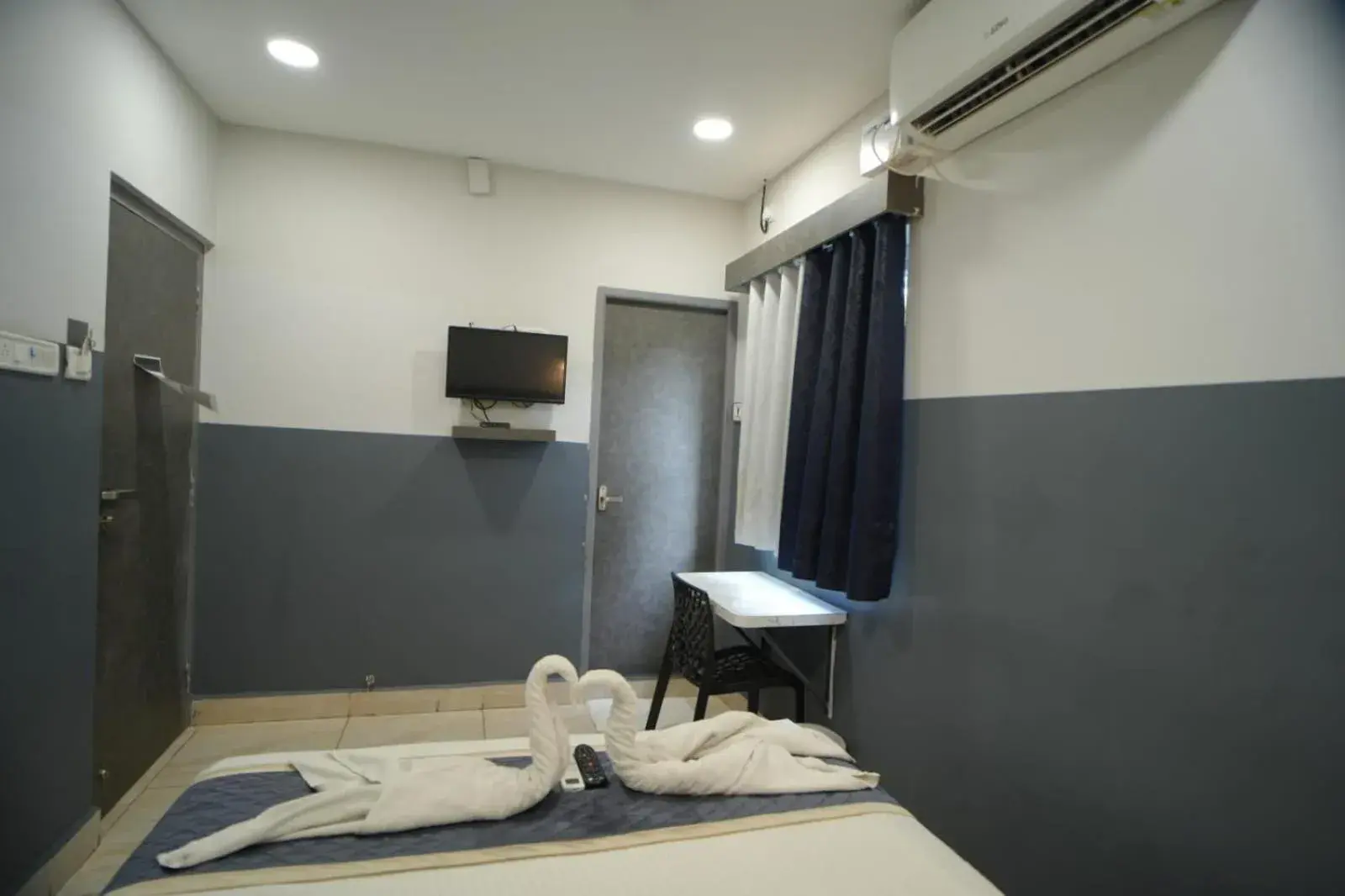 Bedroom in HOTEL RAAJ GRAND Bedroom in HOTEL RAAJ GRAND