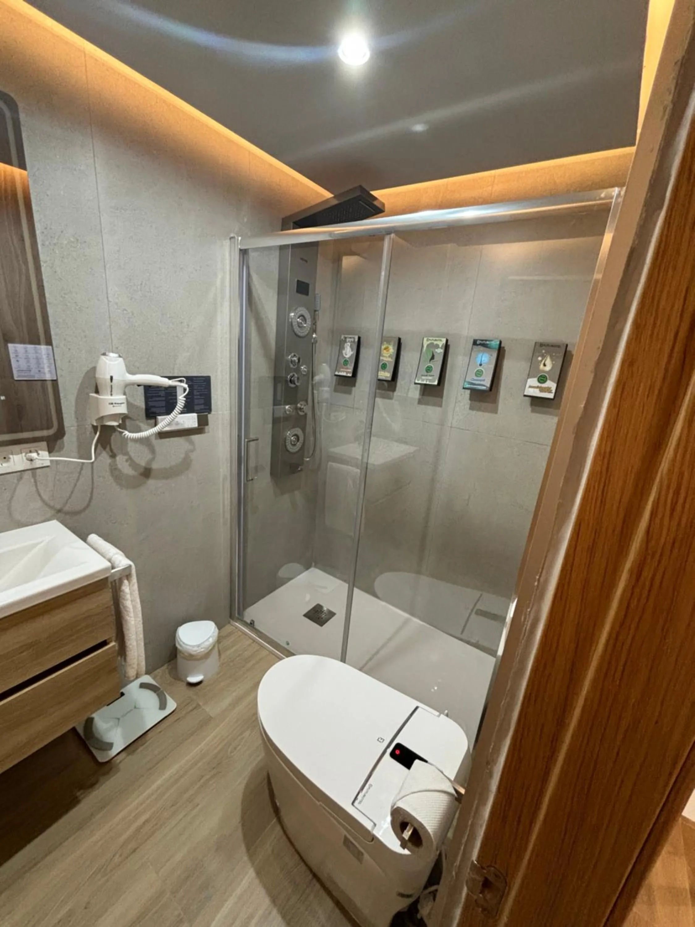 Shower in Futurotel Ds