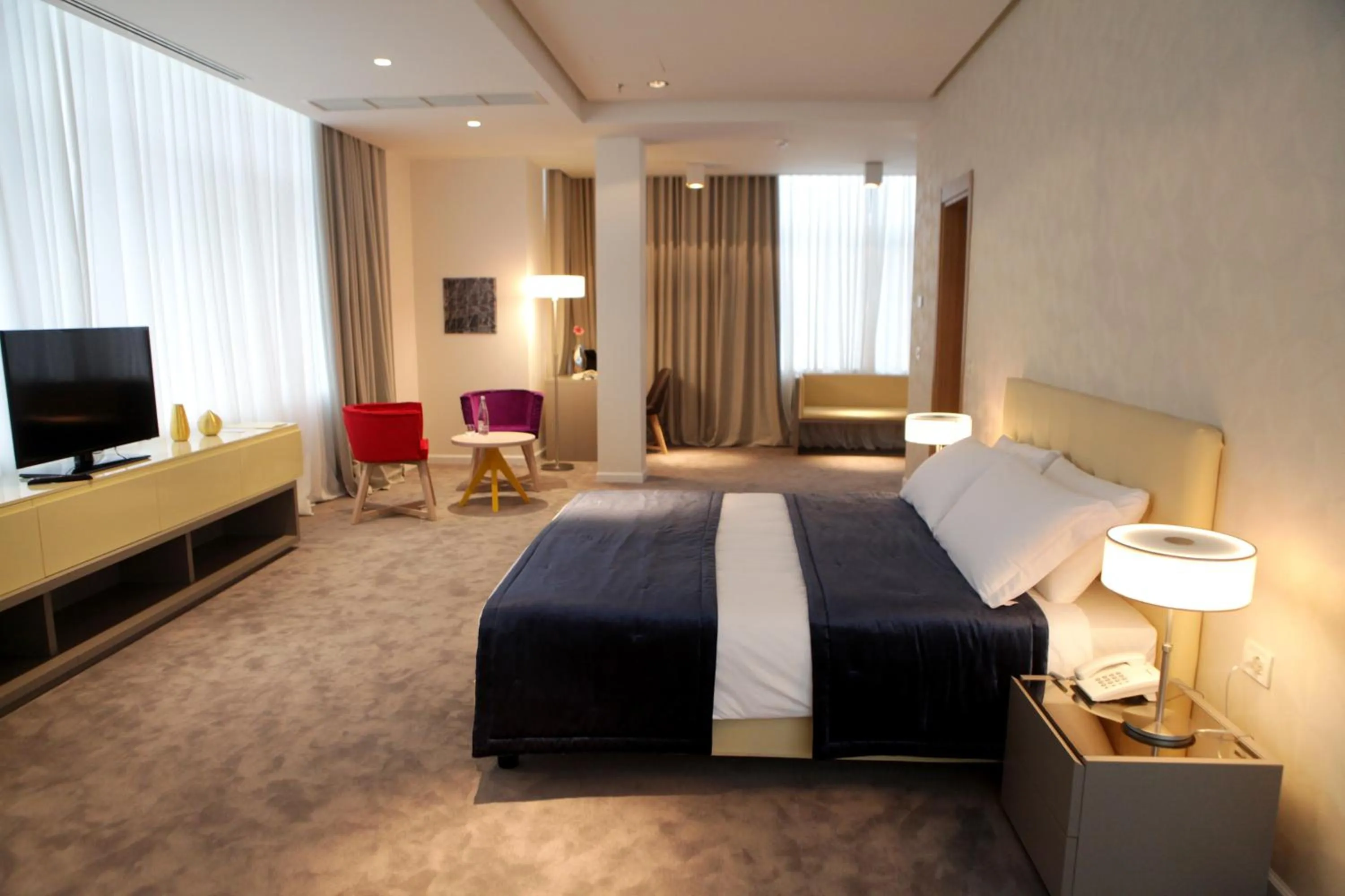 Photo of the whole room, Bed in Best Western Premier Ark Hotel