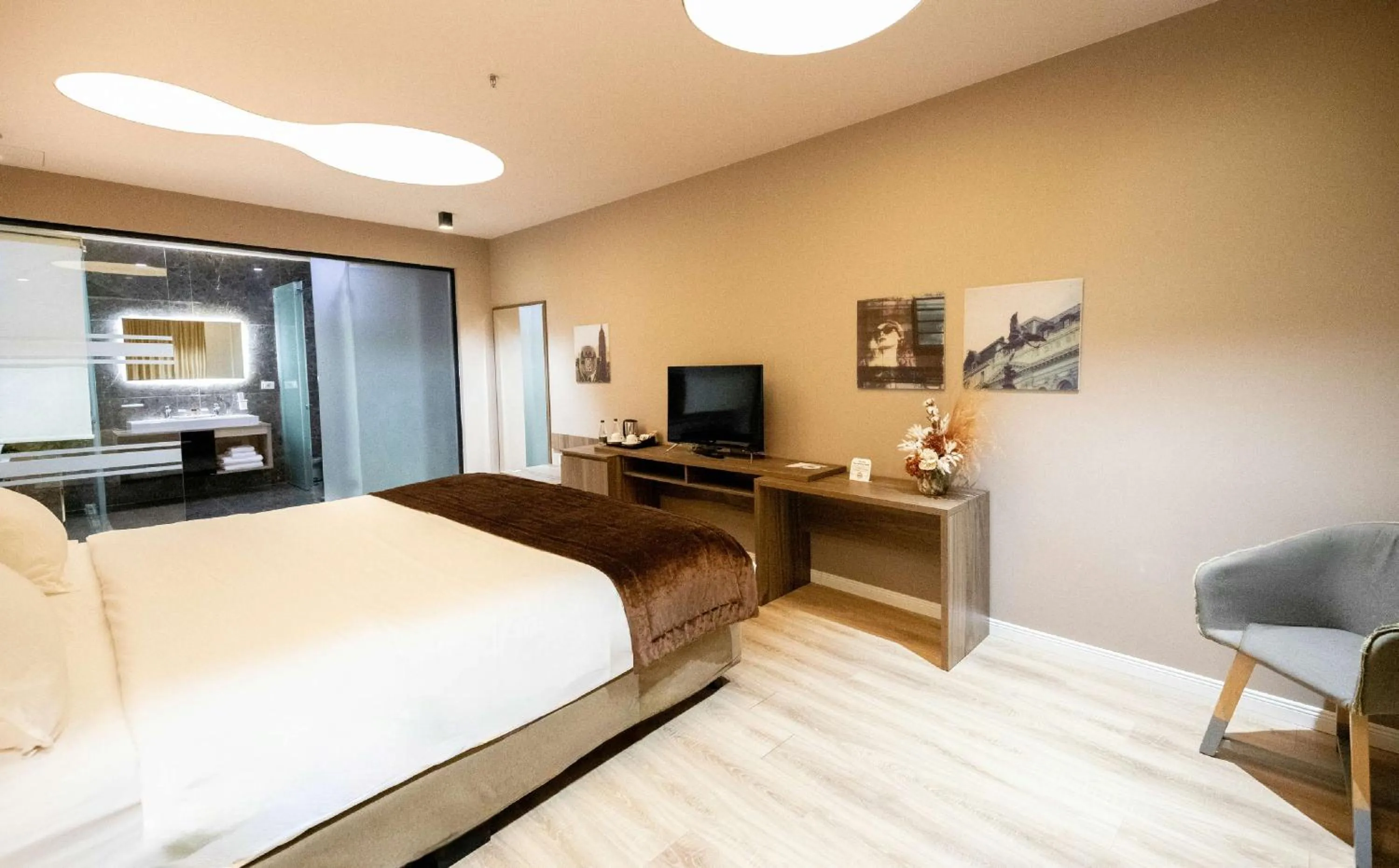 Photo of the whole room, Bed in Best Western Premier Ark Hotel