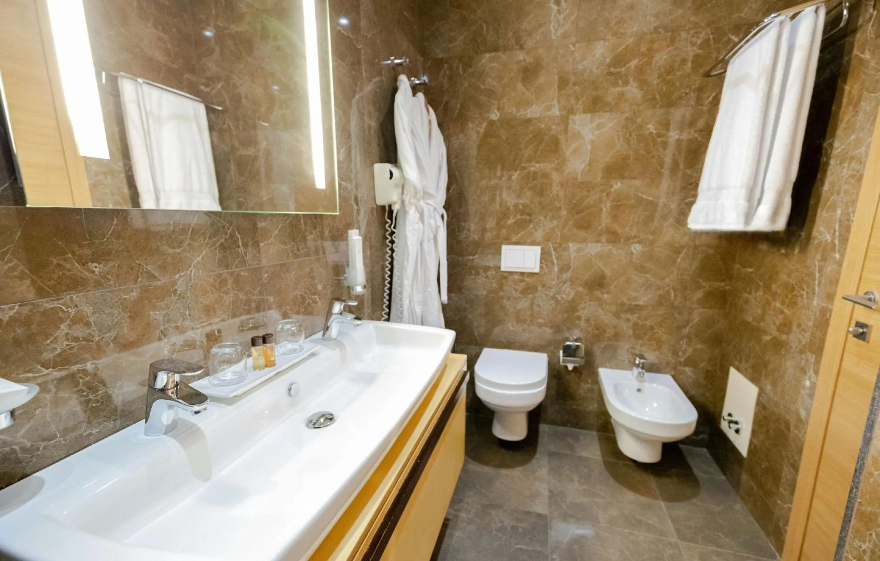 Bathroom in Best Western Premier Ark Hotel