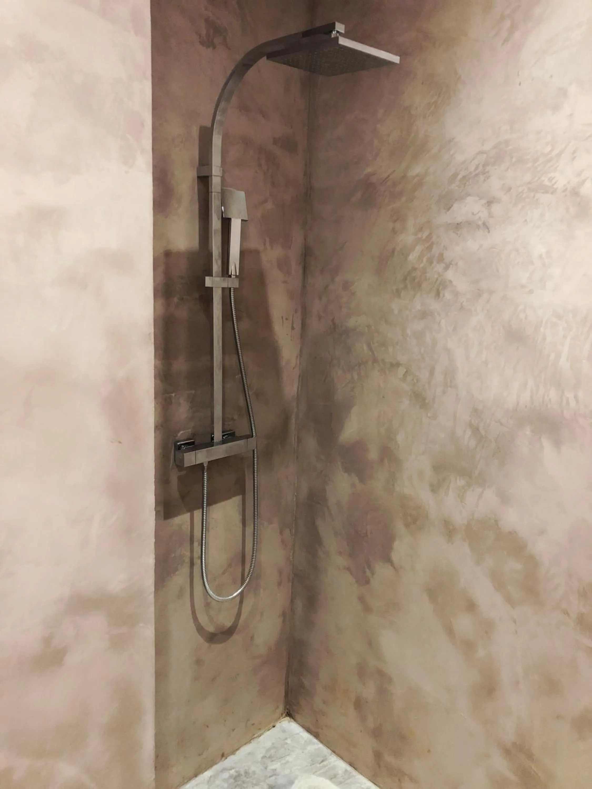 Shower in Nuit en Ville Lille La Madeleine