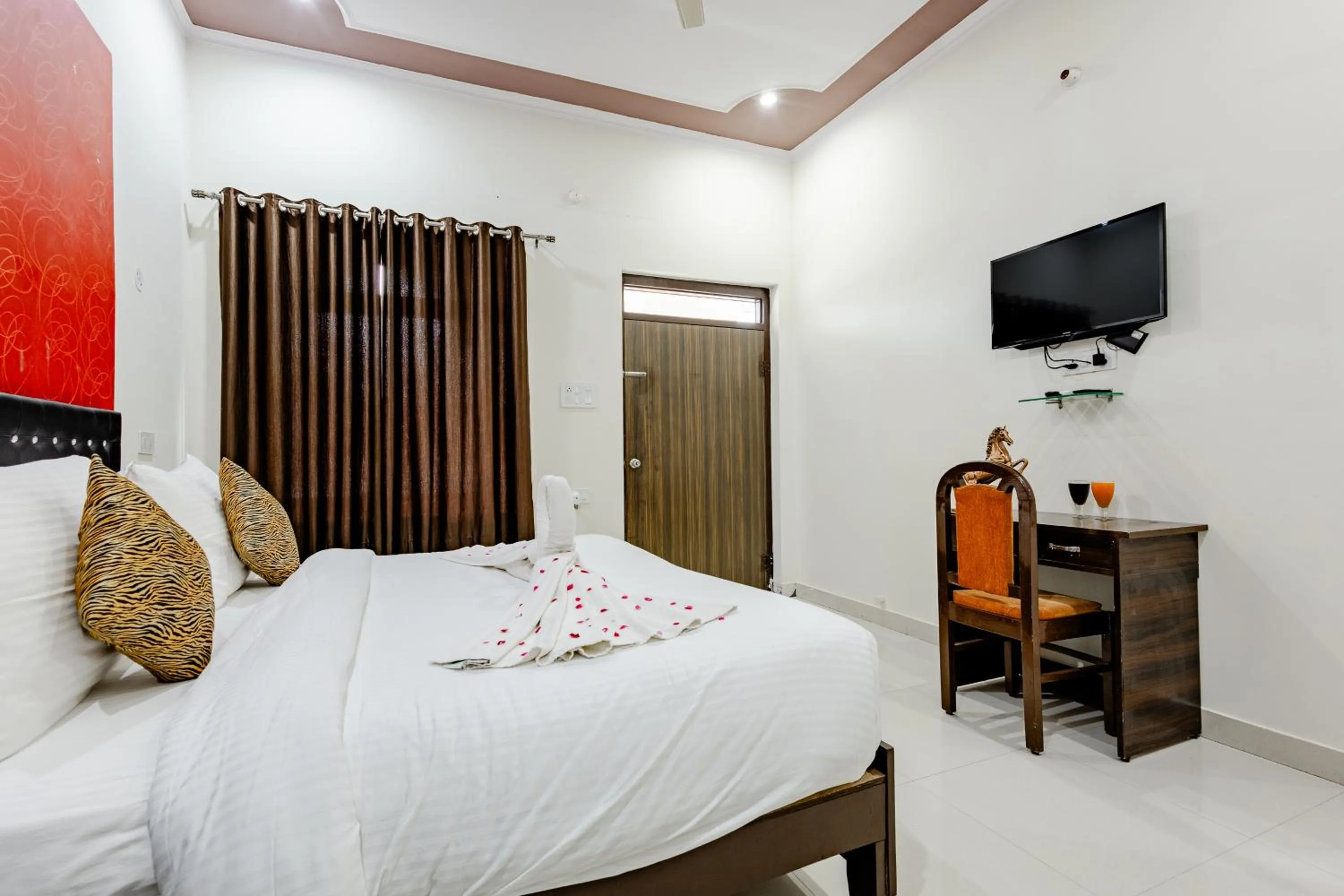 Communal lounge/ TV room, Bed in Ranthambore Resort