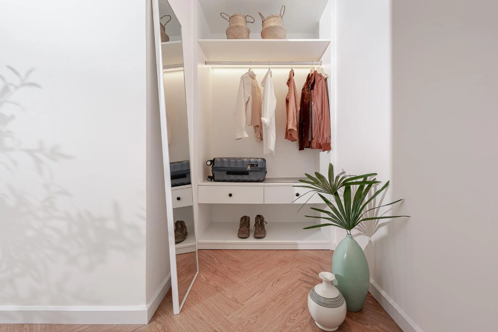 wardrobe in Express by M Village Điện Biên Phủ Q3
