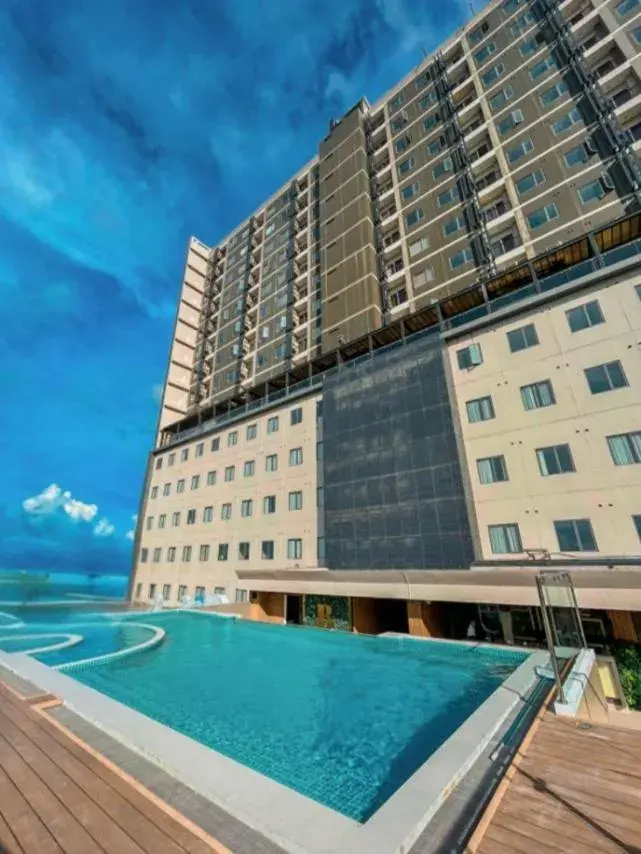 Swimming pool in Uma Hotel and Residences Swimming pool in Uma Hotel and Residences