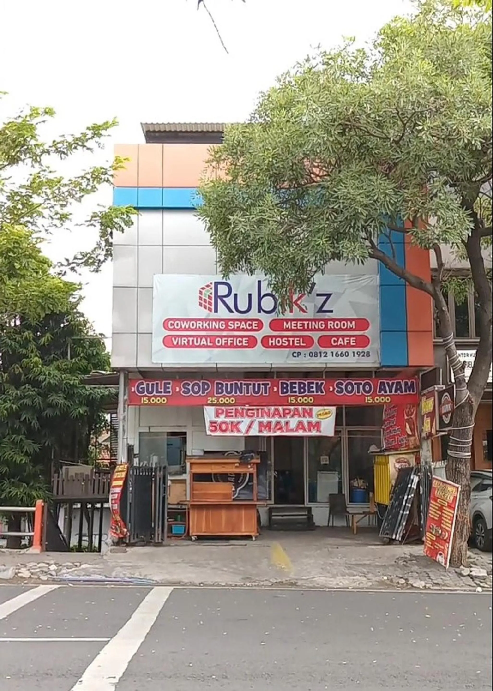 Property building in Rubikz Hostel & Cafe