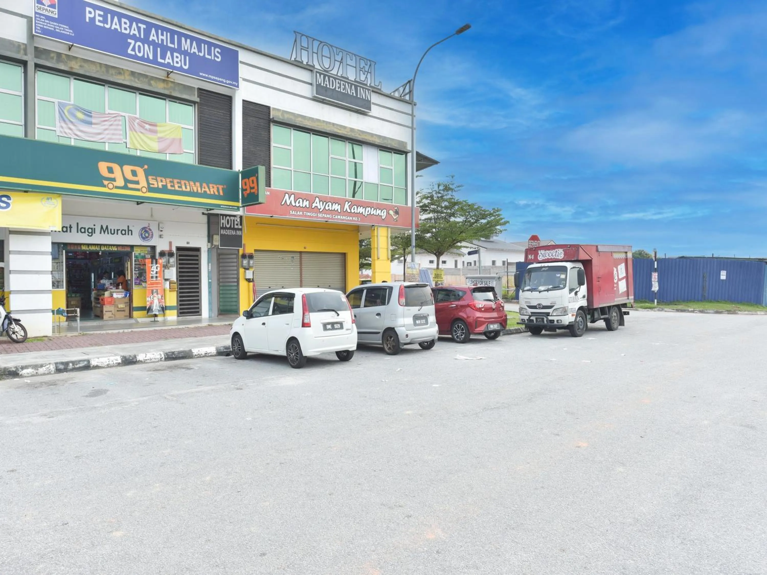 Facade/entrance in Hotel O Madeena Inn