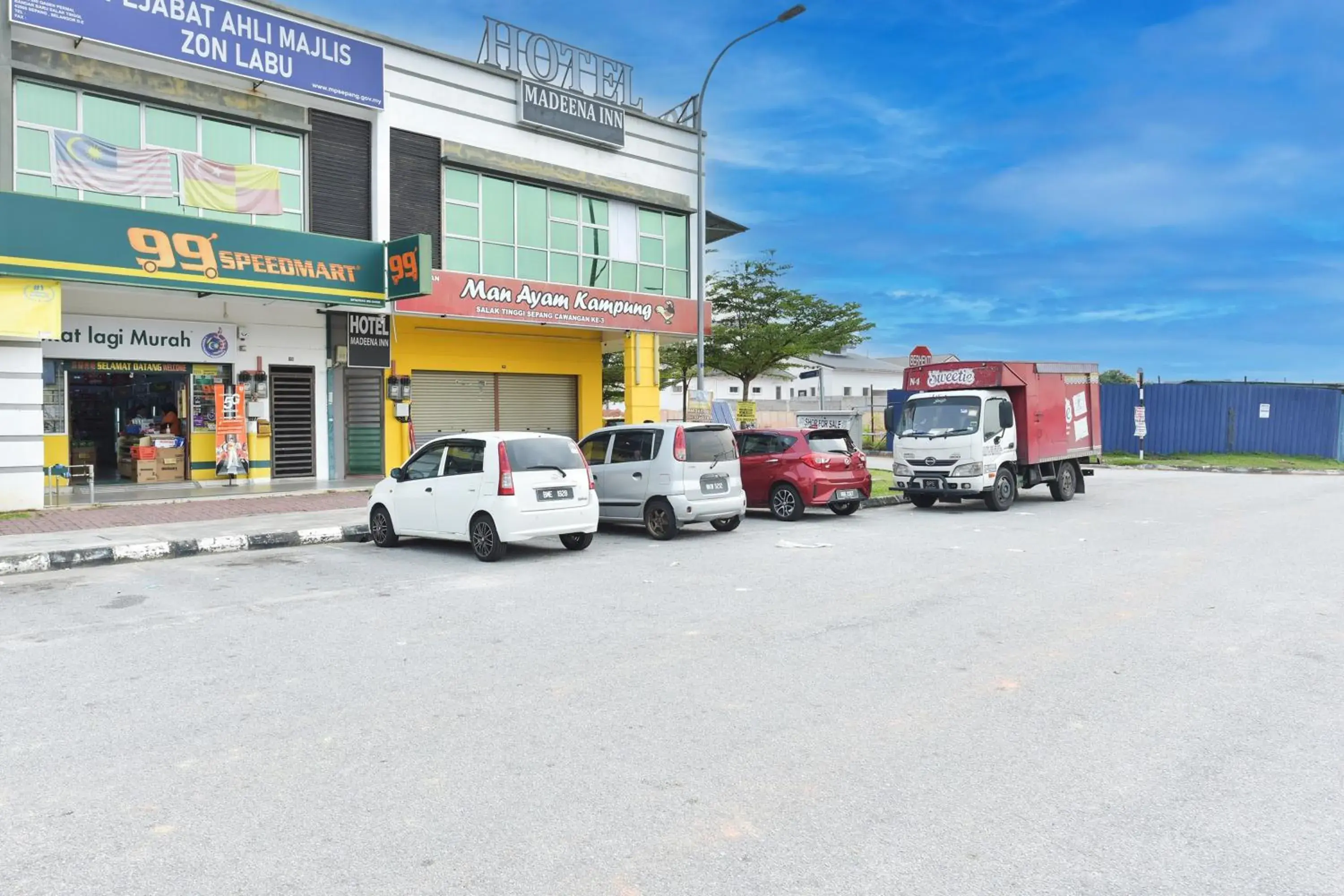 Facade/entrance in Hotel O Madeena Inn Facade/entrance in Hotel O Madeena Inn