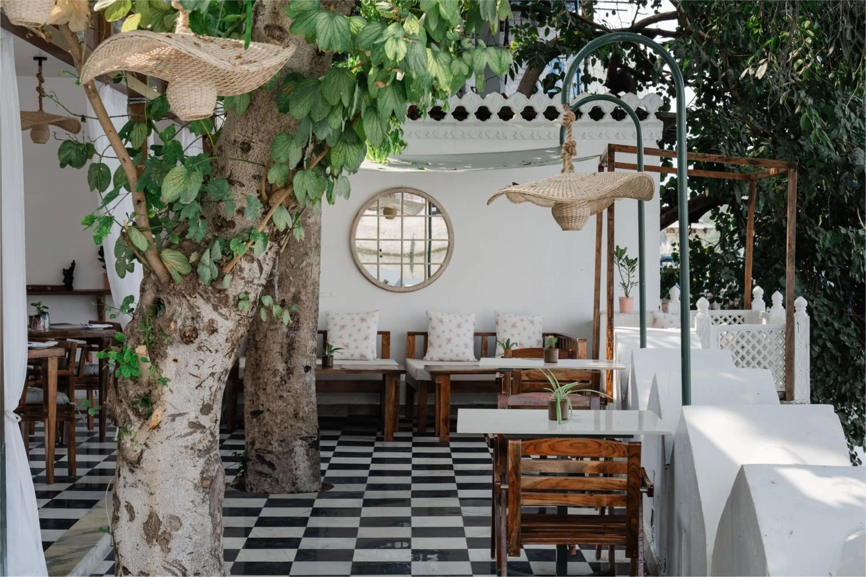 Restaurant/places to eat in The Experience Resort-Lake Facing