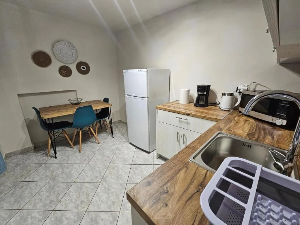 Kitchen or kitchenette in Garden Square Inn