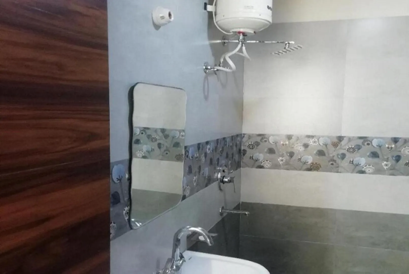 Shower, Bathroom in Hotel Paradise, Patiala