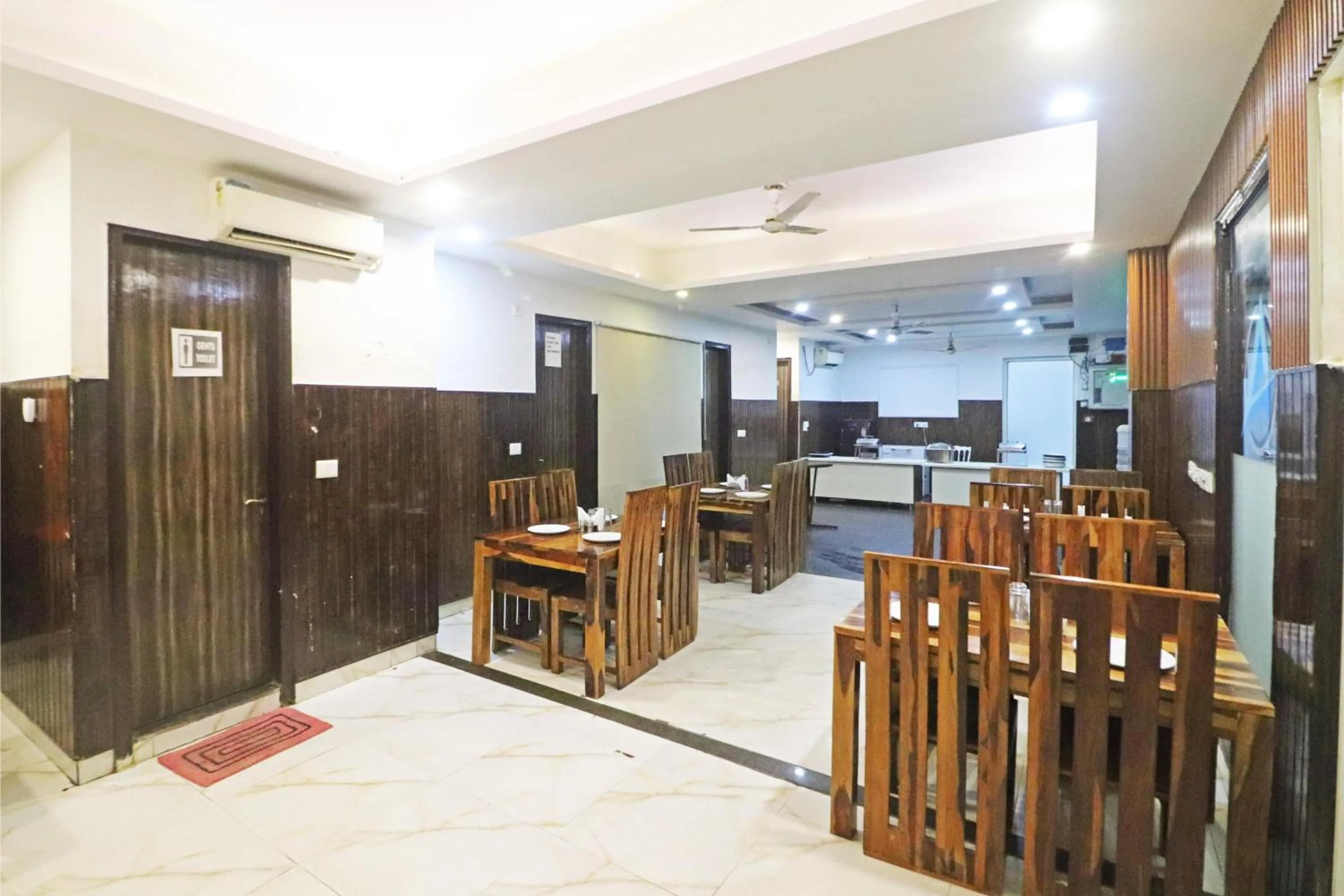 Dining area, Bed in Hotel Mayda Prime Near Delhi Airport