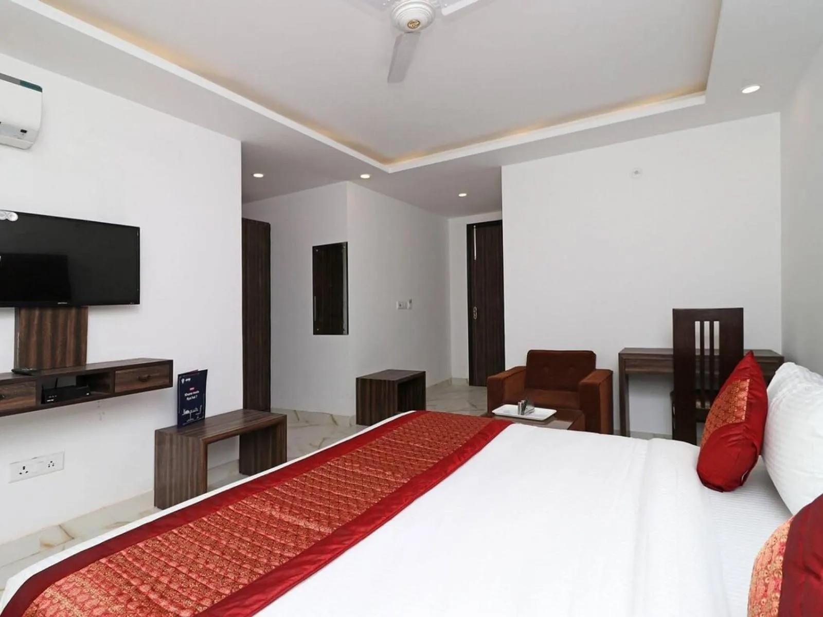 Property building, Bed in Hotel Mayda Prime Near Delhi Airport
