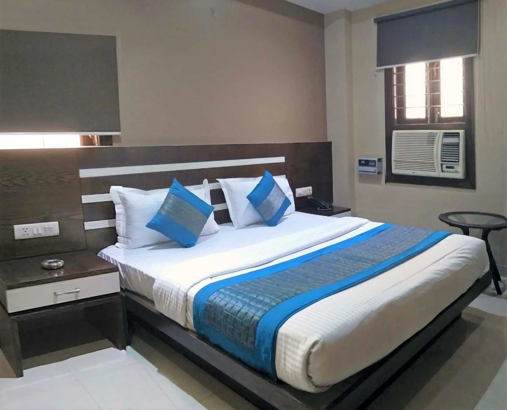 Standard Double Room with Fan in Hotel Raj Mahal Inn Near New Delhi Railway Station Standard Double Room with Fan in Hotel Raj Mahal Inn Near New Delhi Railway Station