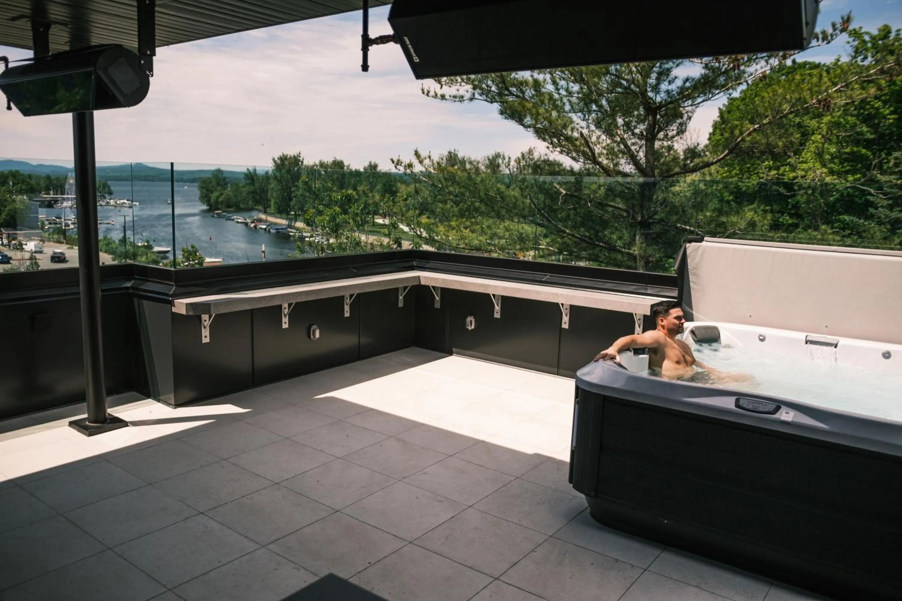 Hot Tub in Hôtel Expérience - Quartier Des Marinas